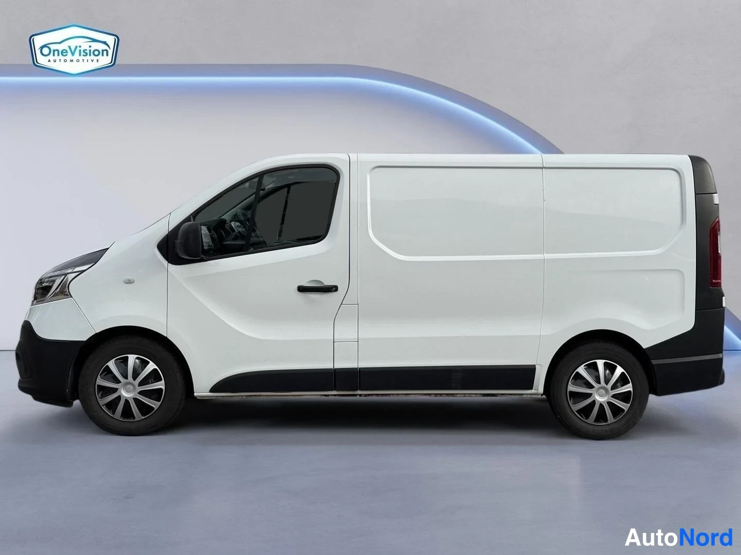 Valkoinen Renault Trafic 2020, sivulta, kuva 5