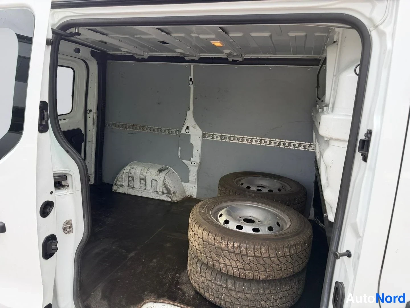 Valkoinen Renault Trafic 2020, tavaratila, kuva 12