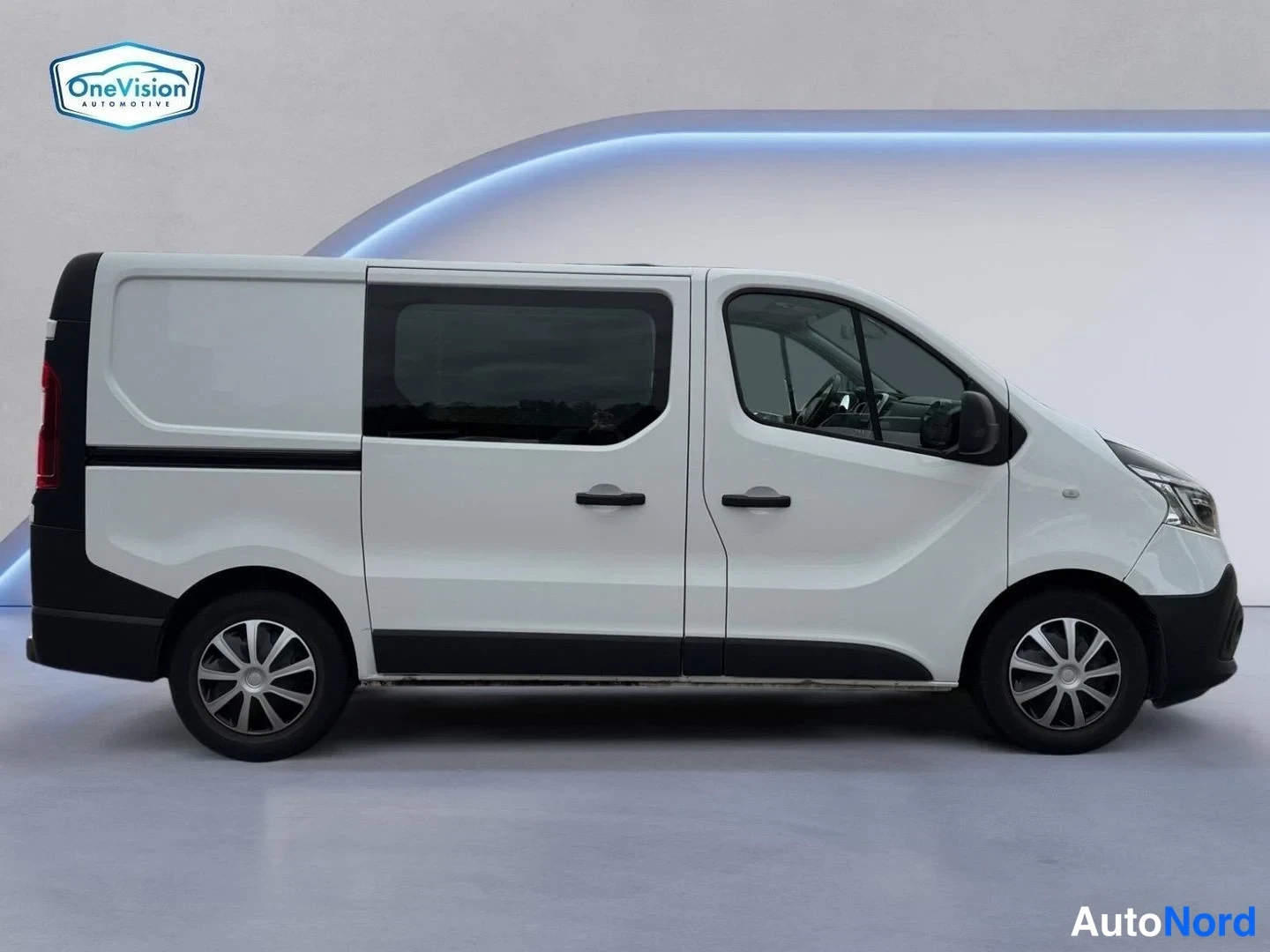 Valkoinen Renault Trafic 2020, etuviisto, keula oikealle, kuva 2