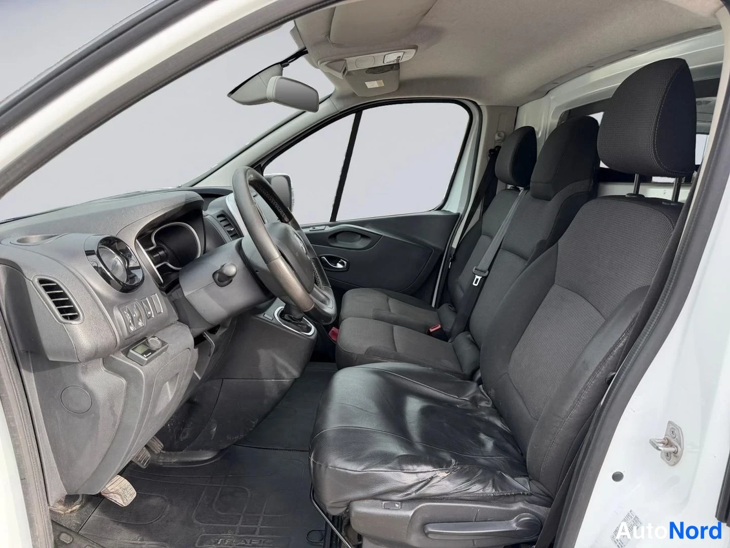 Valkoinen Renault Trafic 2020, ohjaamo, kuva 9