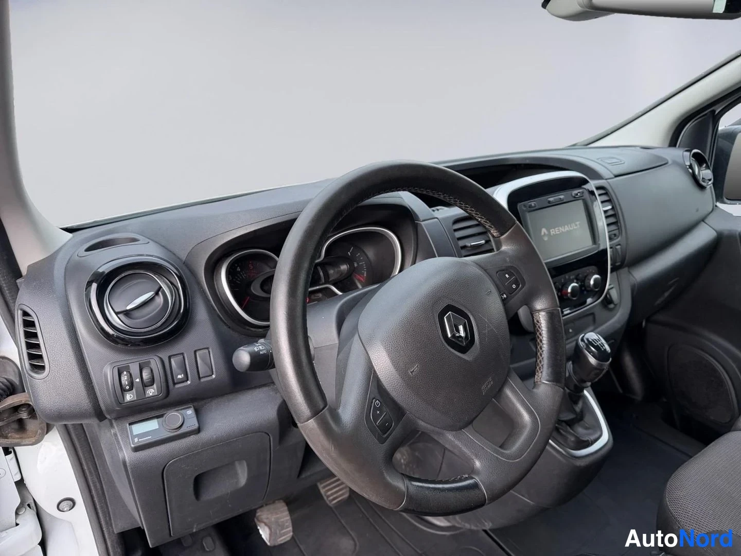 Valkoinen Renault Trafic 2020, ohjaamo, kuva 10