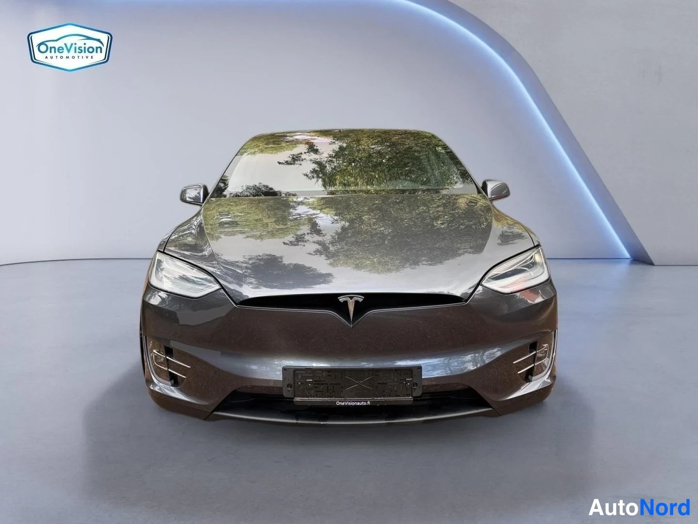 Harmaa Tesla Model X 2021, edestä, kuva 3