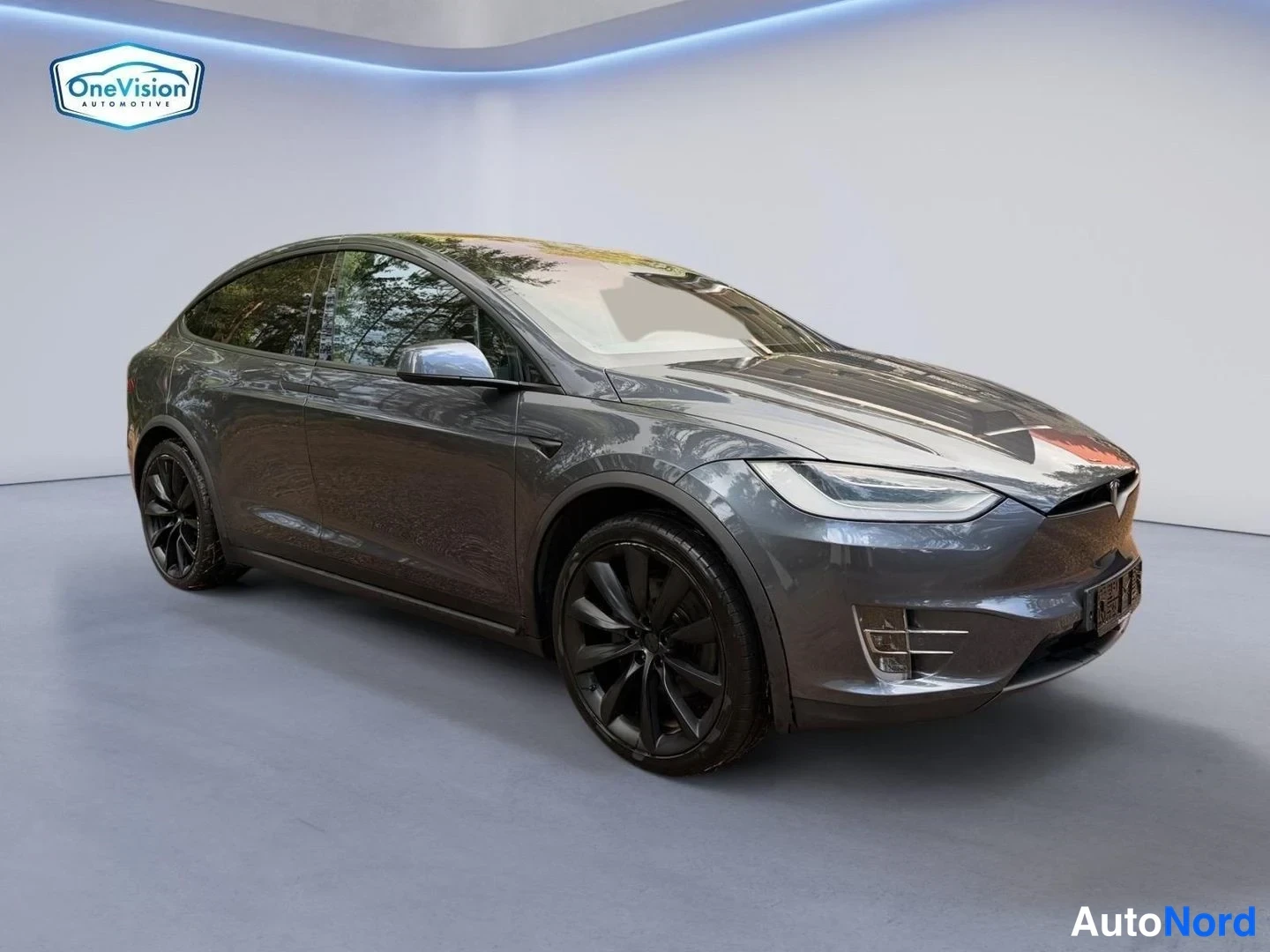Harmaa Tesla Model X 2021, etuviisto, keula oikealle, kuva 2