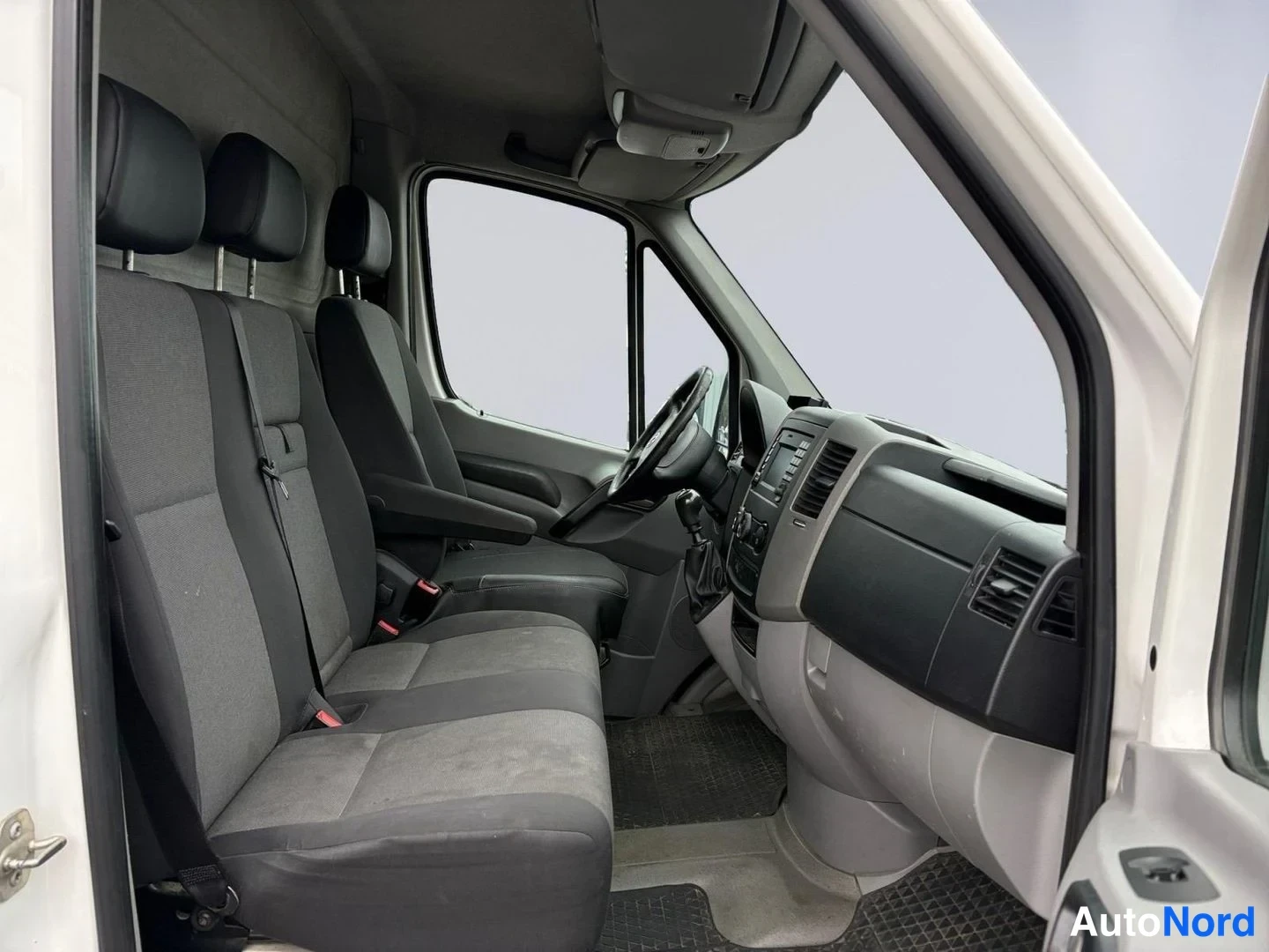 Valkoinen Volkswagen Crafter 2015, etuistuimet, kuva 11