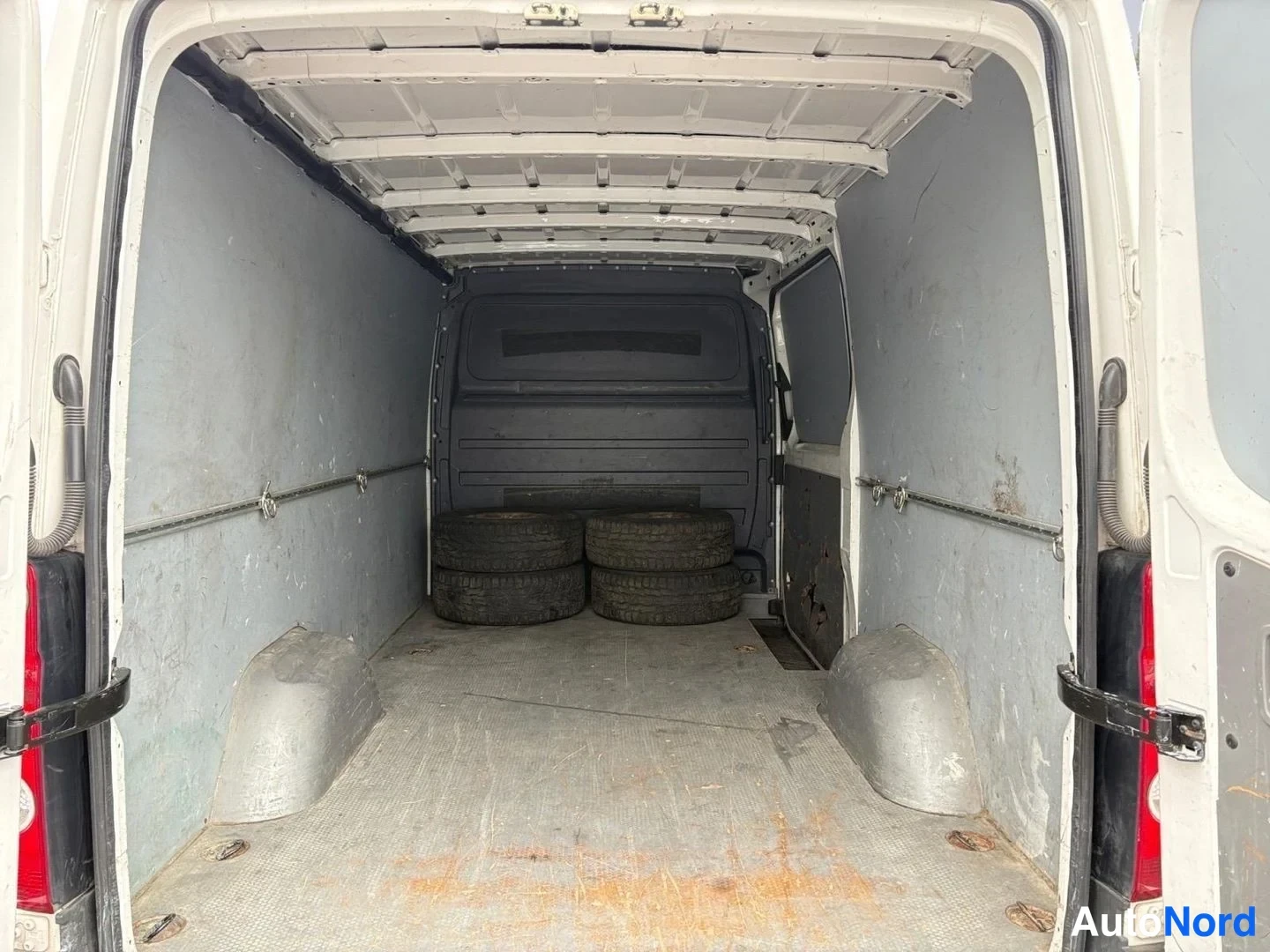 Valkoinen Volkswagen Crafter 2015, tavaratila, kuva 13