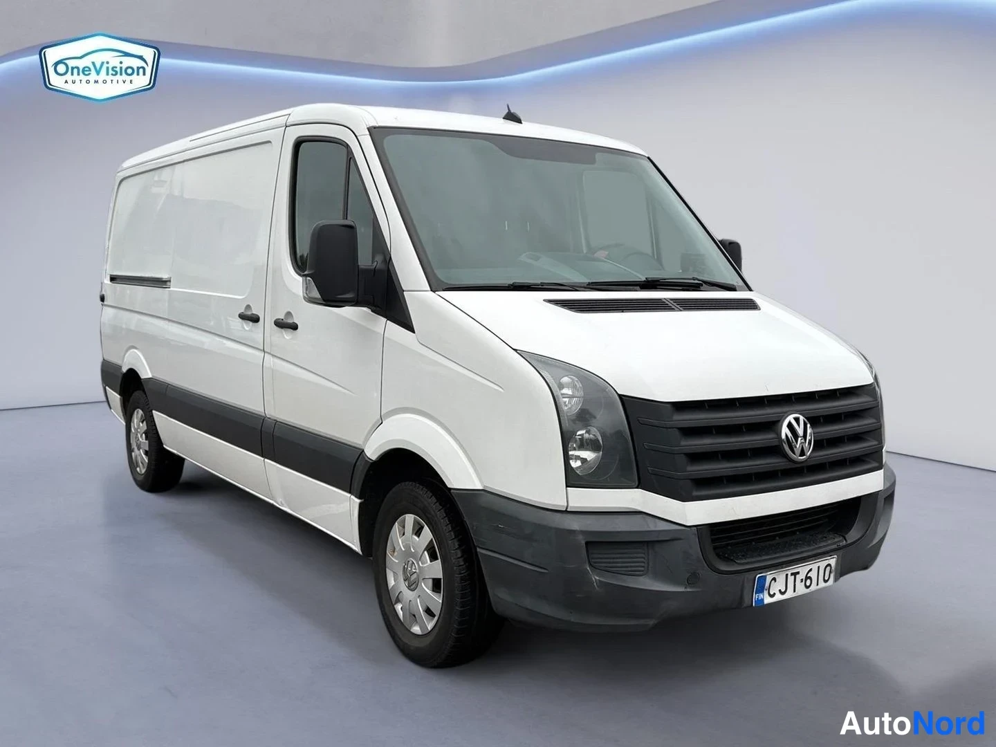 Valkoinen Volkswagen Crafter 2015, etuviisto, keula oikealle, kuva 2