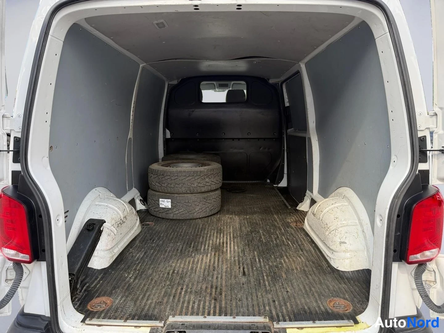 Valkoinen Volkswagen Transporter 2021, tavaratila, kuva 12