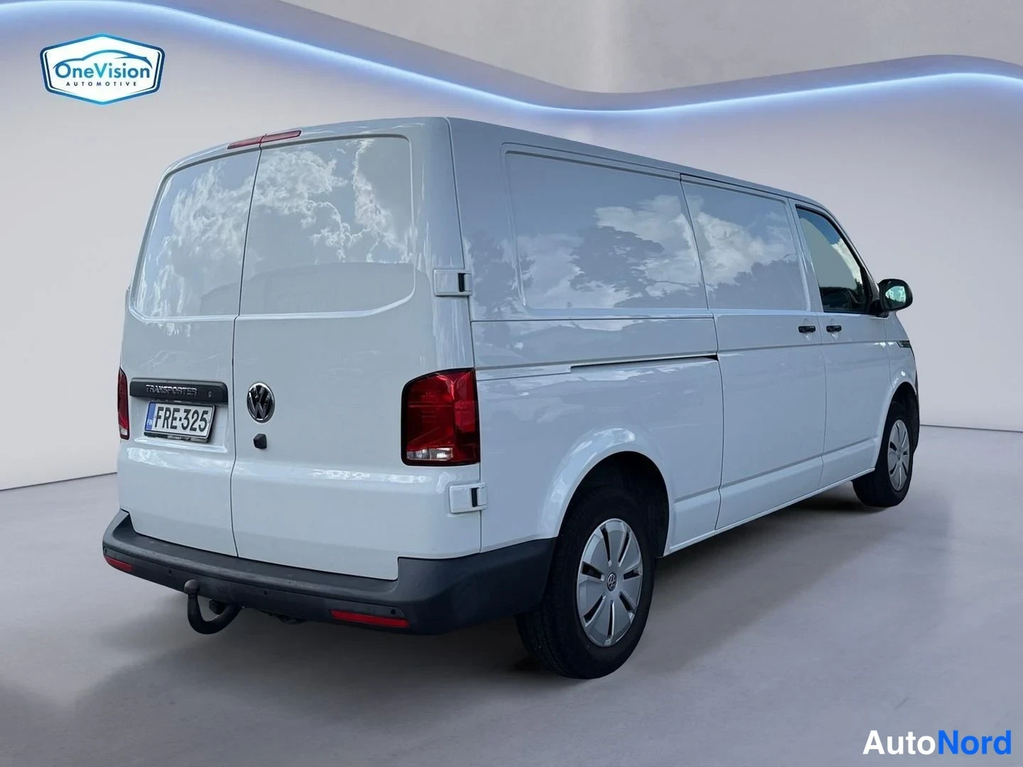 Valkoinen Volkswagen Transporter 2021, takaviisto, kuva 7