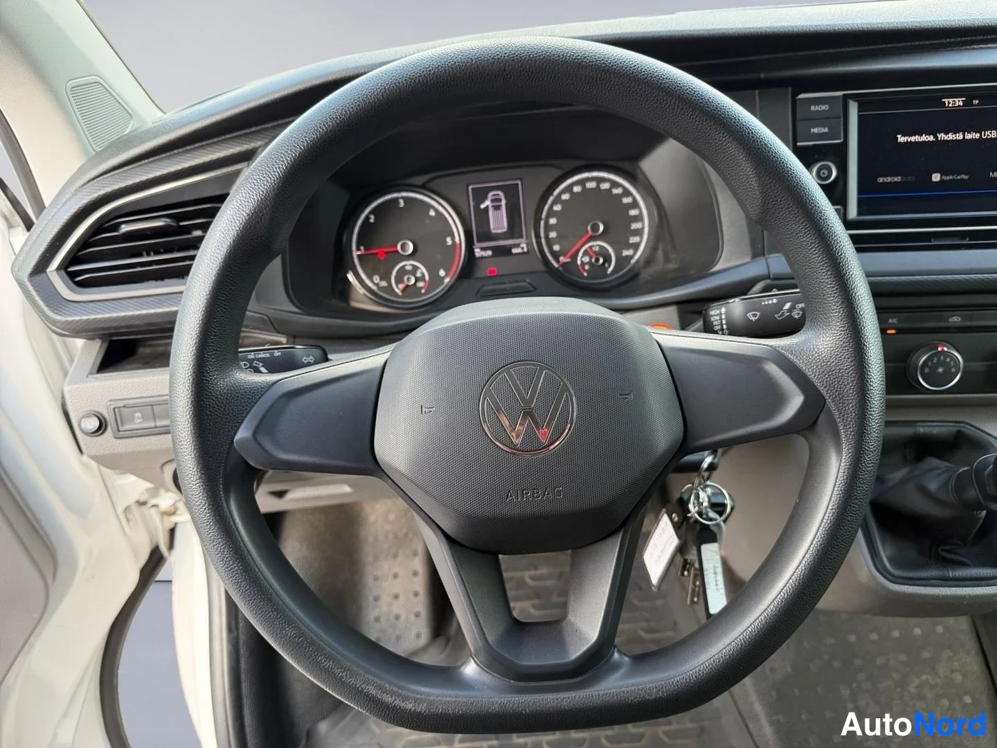 Valkoinen Volkswagen Transporter 2021, ohjaamo, kuva 10