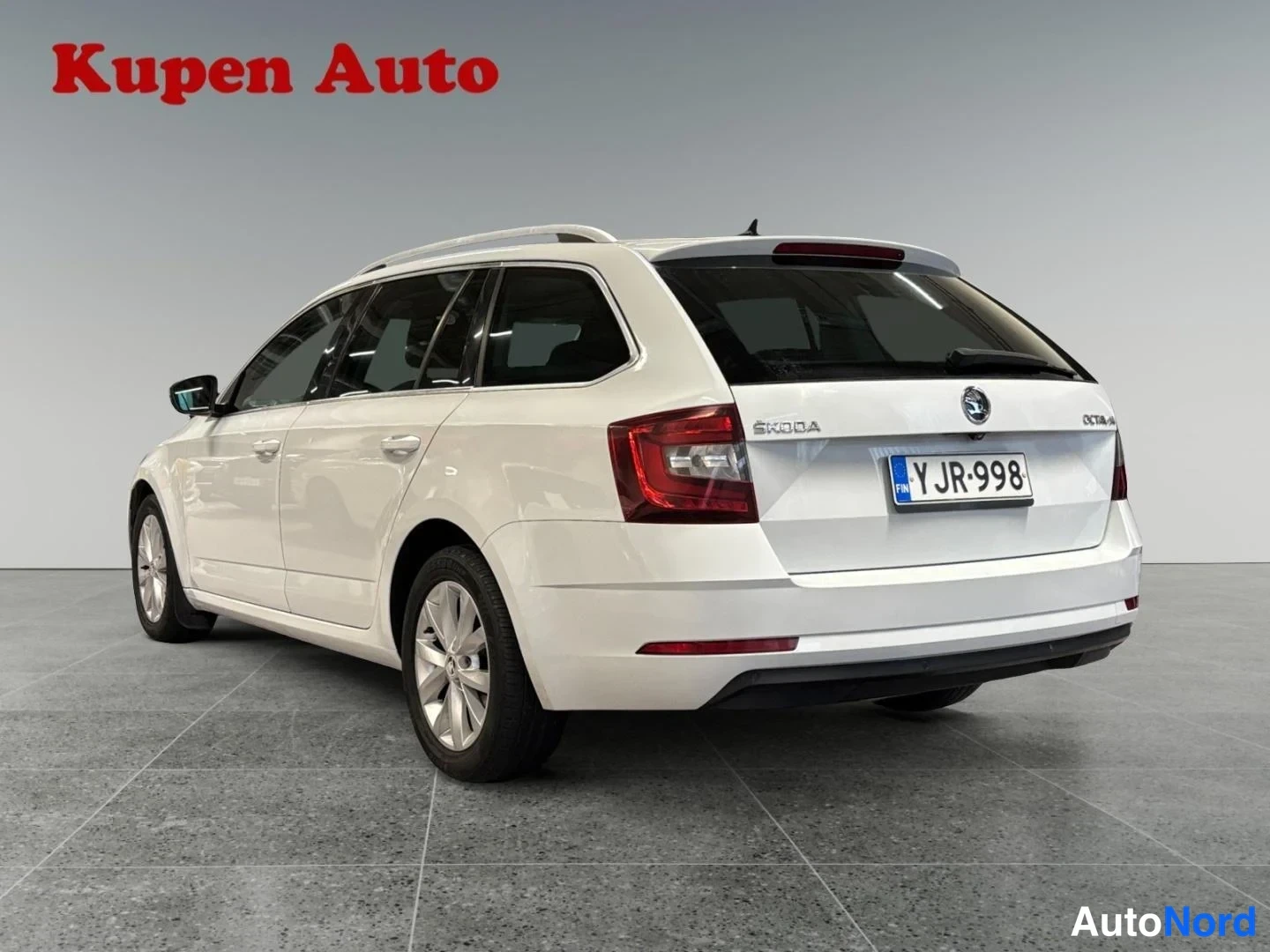 Valkoinen Skoda Octavia 2018, takaviisto, kuva 3