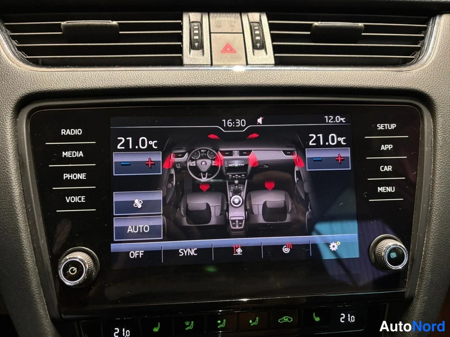 Valkoinen Skoda Octavia 2018, yksityiskohta, kuva 12