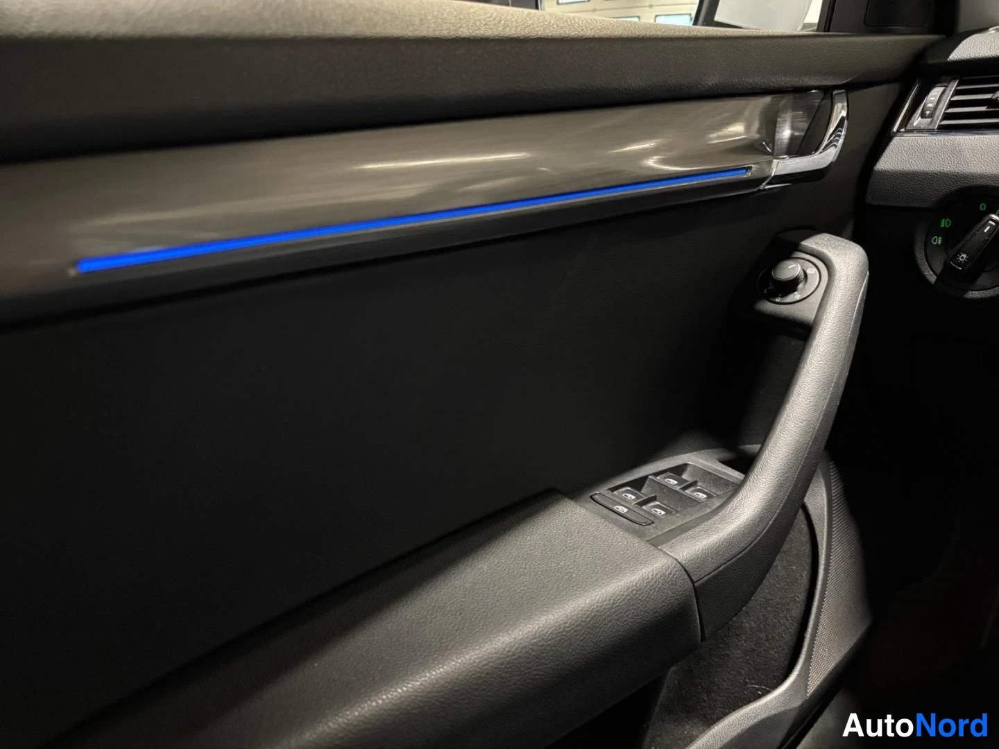Valkoinen Skoda Octavia 2018, yksityiskohta, kuva 14