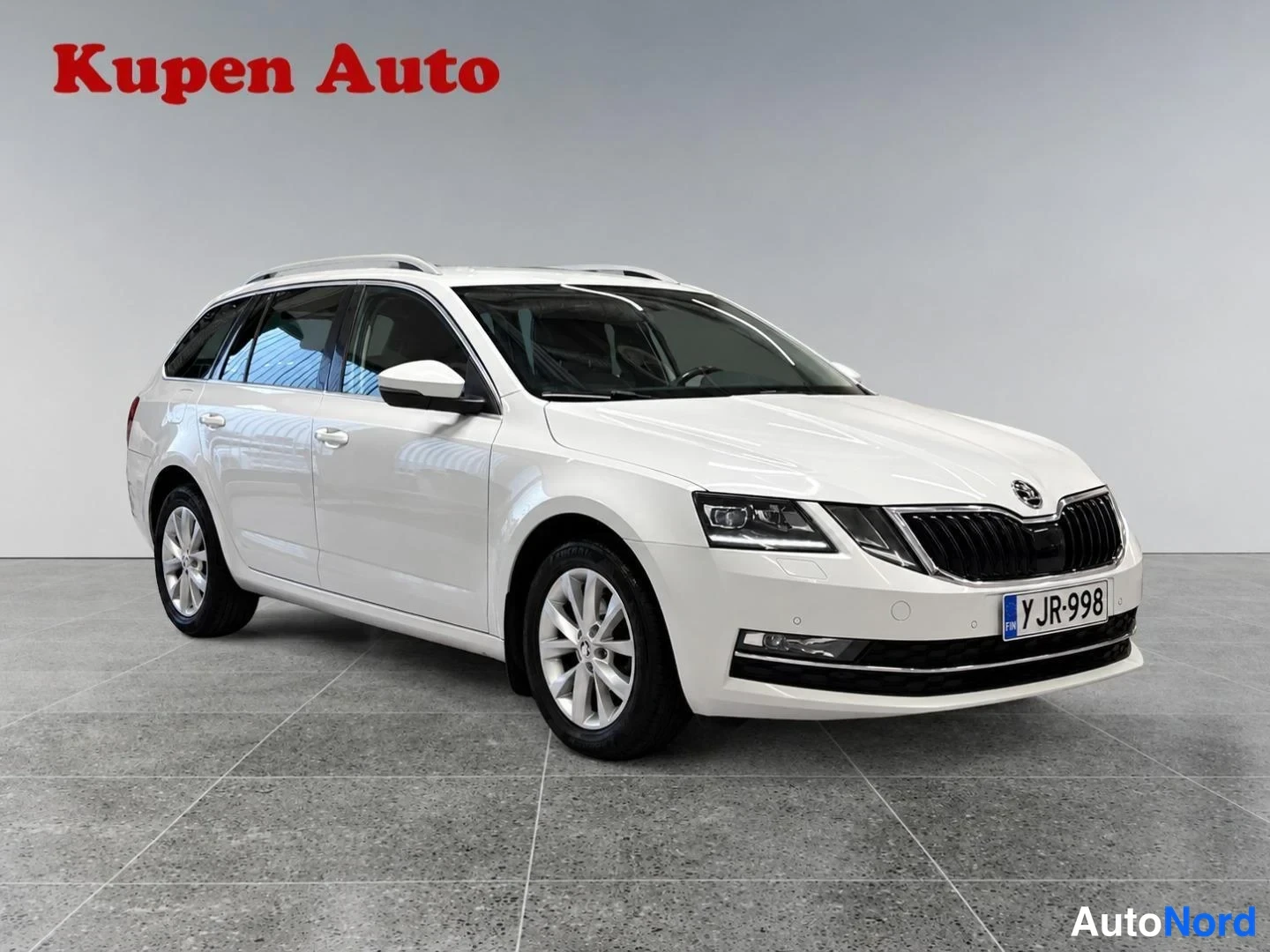 Valkoinen Skoda Octavia 2018, etuviisto, keula oikealle, kuva 2