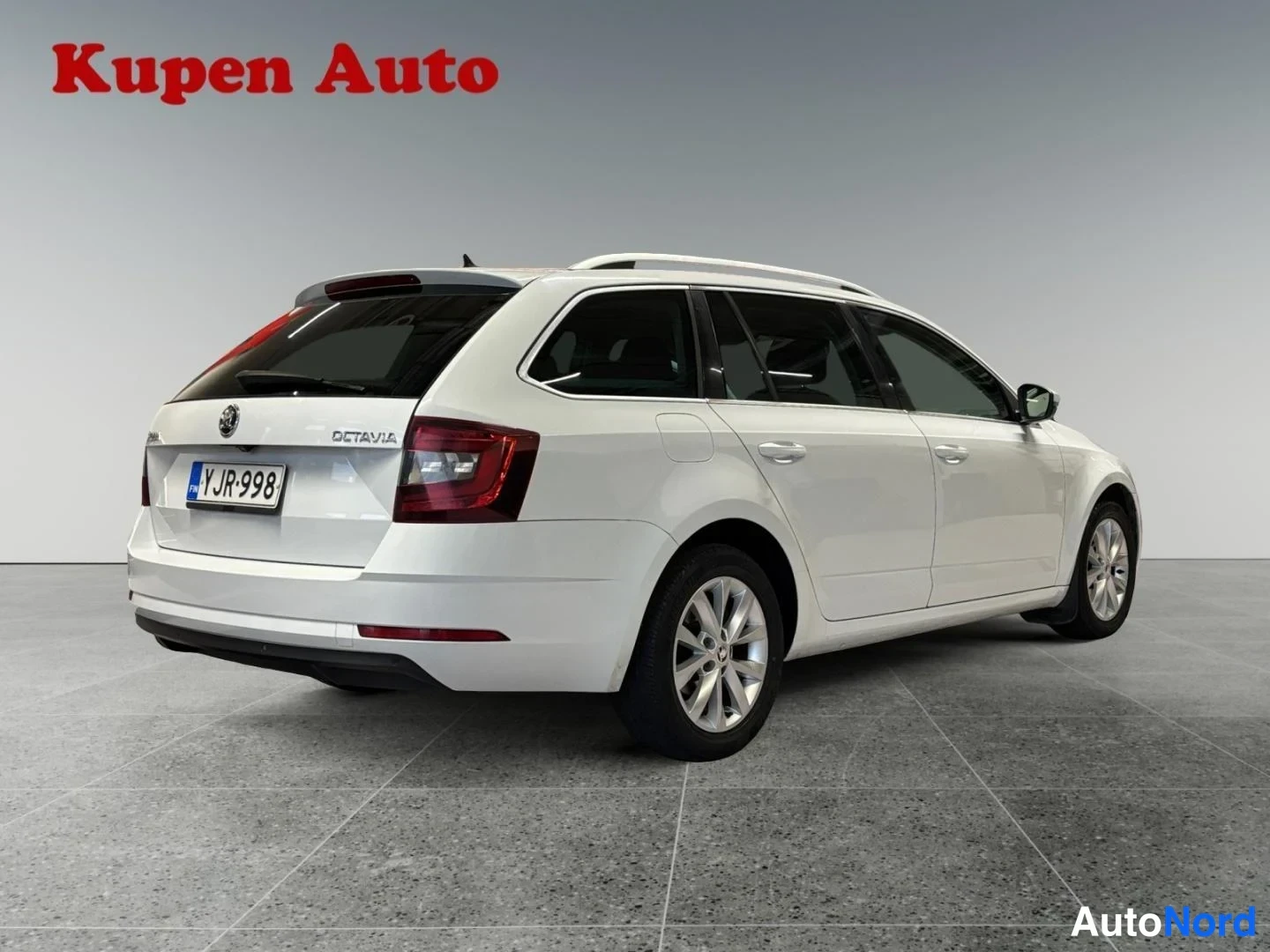 Valkoinen Skoda Octavia 2018, takaviisto, kuva 4