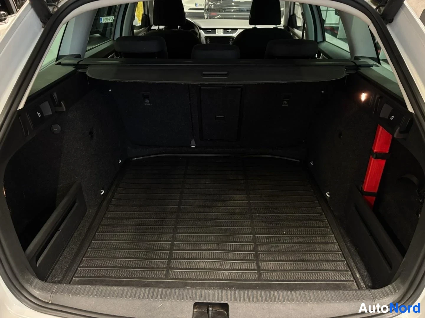 Valkoinen Skoda Octavia 2018, tavaratila, kuva 8