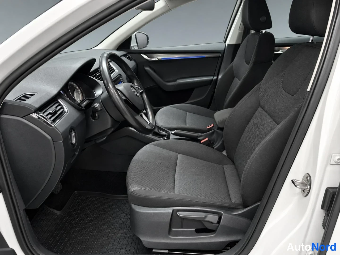 Valkoinen Skoda Octavia 2018, ohjaamo, kuva 5