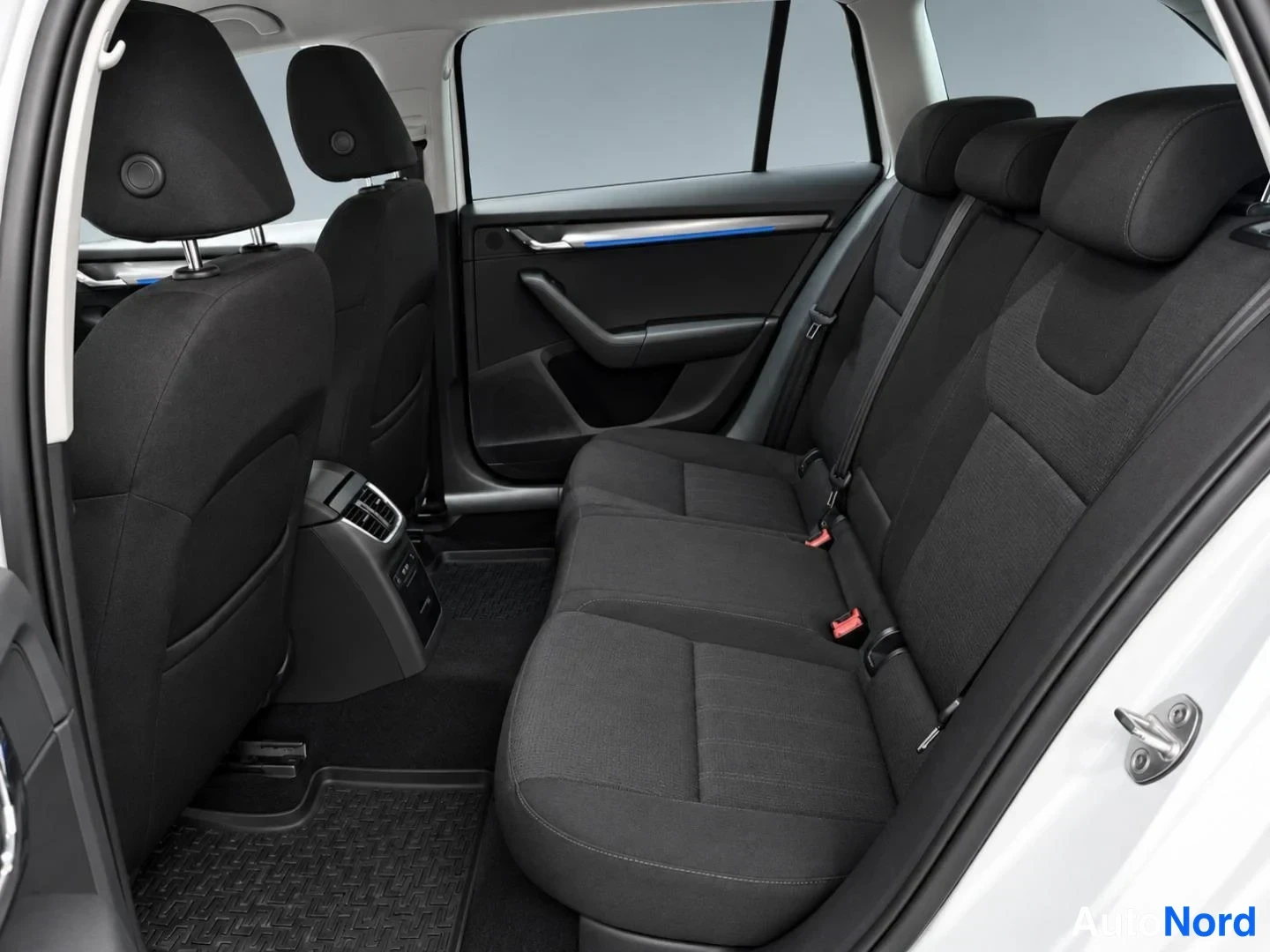 Valkoinen Skoda Octavia 2018, takaistuimet, kuva 7