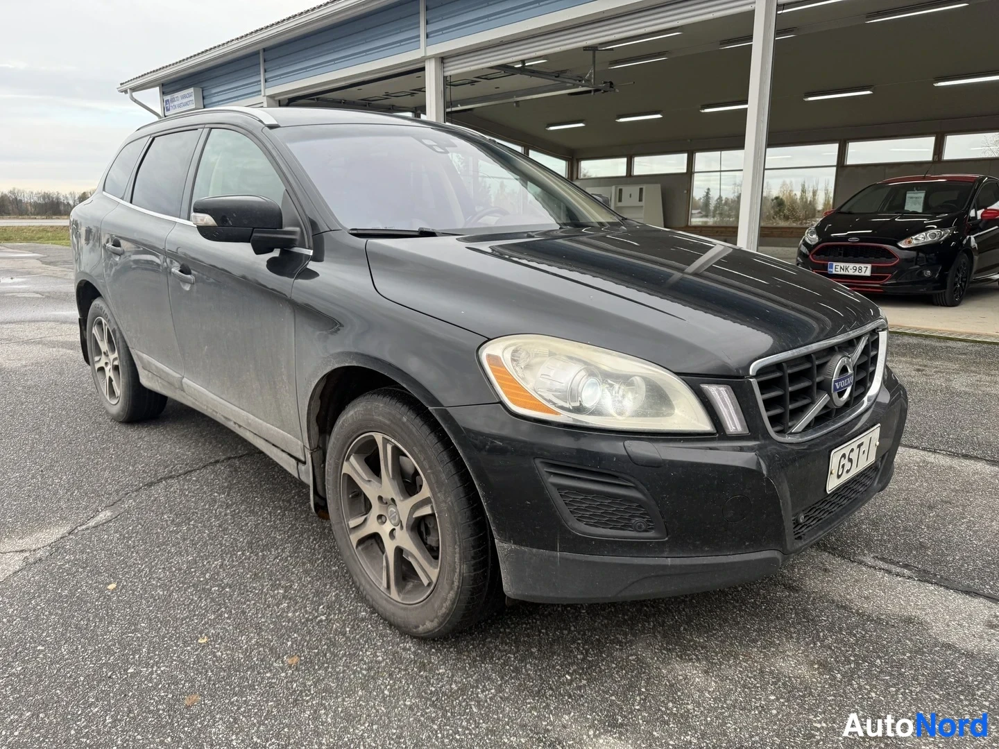 Svart Volvo XC60 2011, snett framifrån, fronten åt höger, bild 2