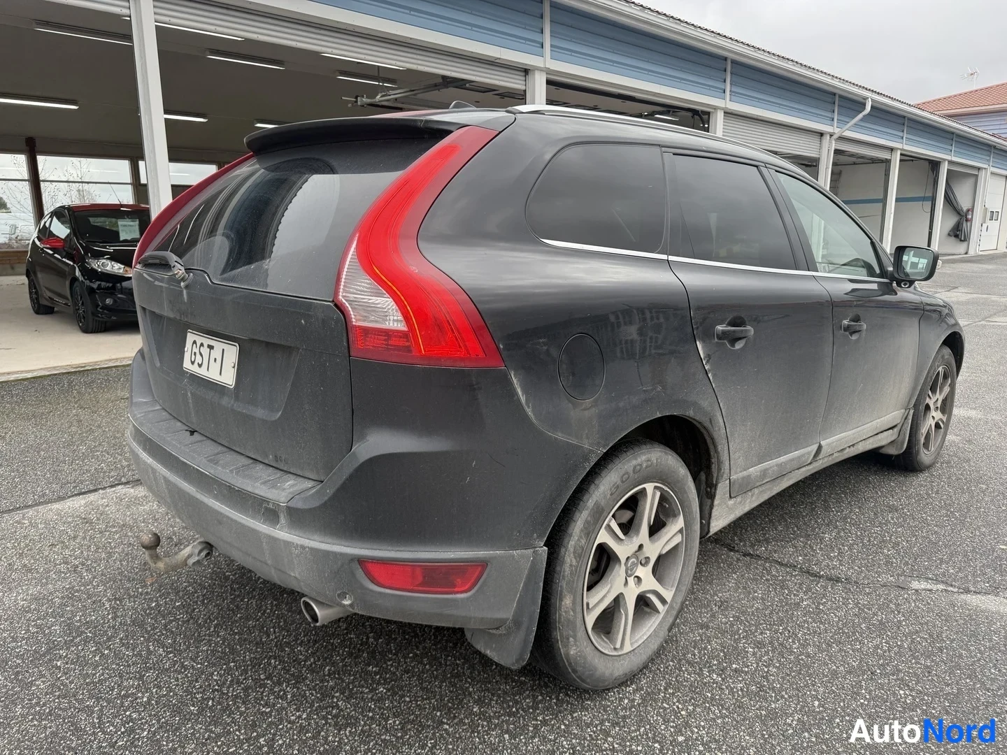 Svart Volvo XC60 2011, snett bakifrån, bild 4