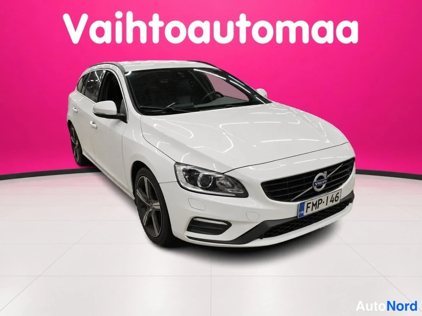 Valkoinen Volvo V60 2018, etuviisto, keula oikealle, kuva 2