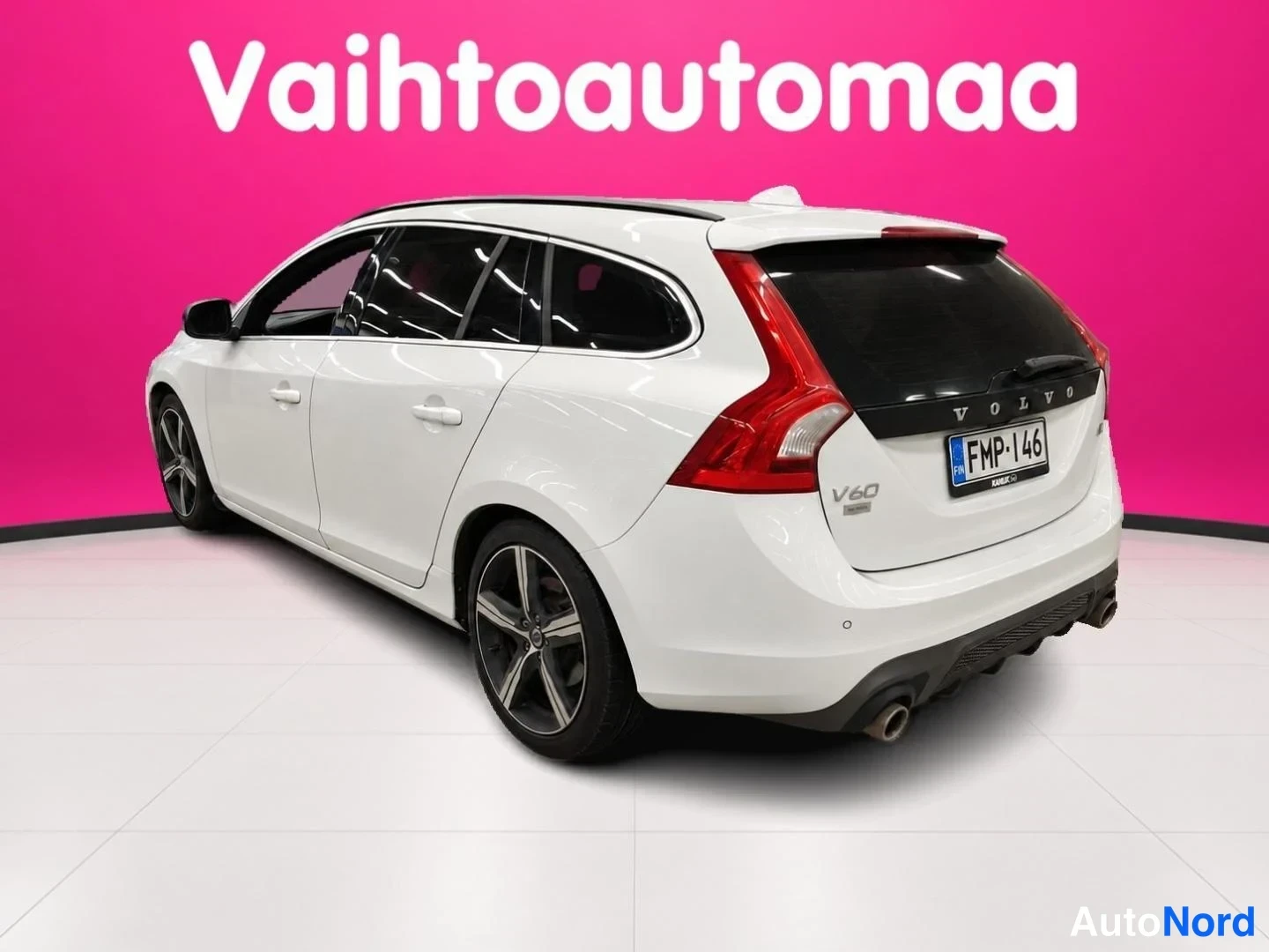 Valkoinen Volvo V60 2018, takaviisto, kuva 3
