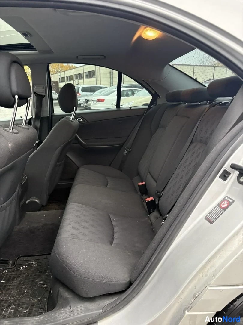 Harmaa Mercedes-Benz C 200 2000, takaistuimet, kuva 8