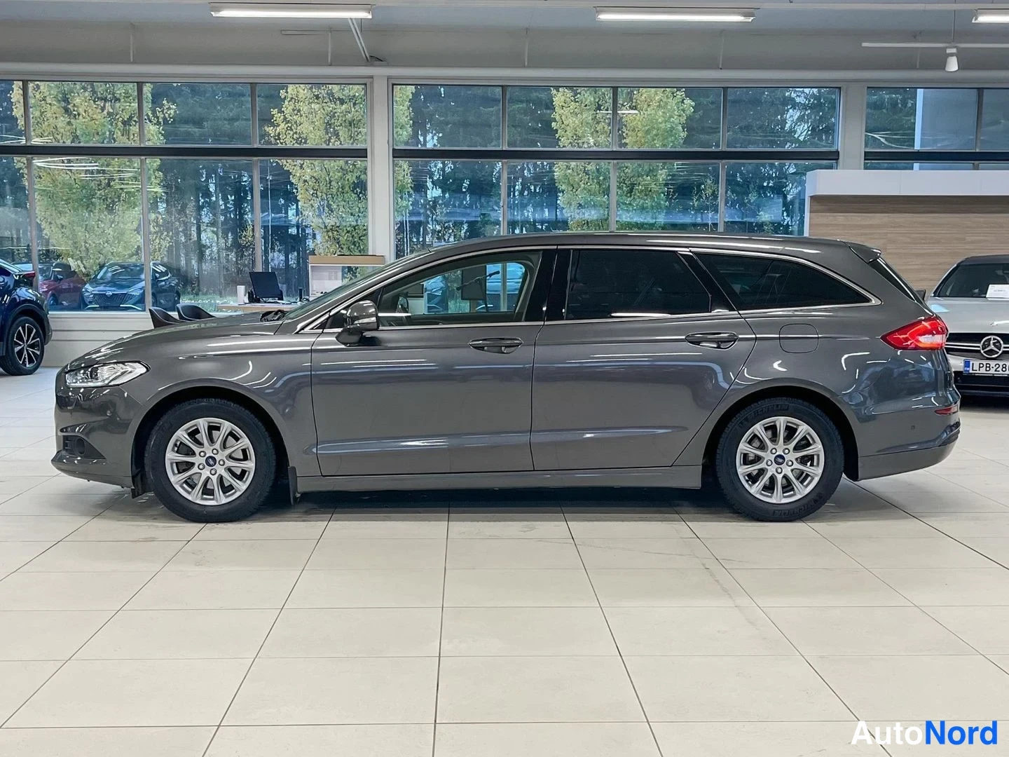 Harmaa Ford Mondeo 2020, etuviisto, keula vasemmalle, kuva 2