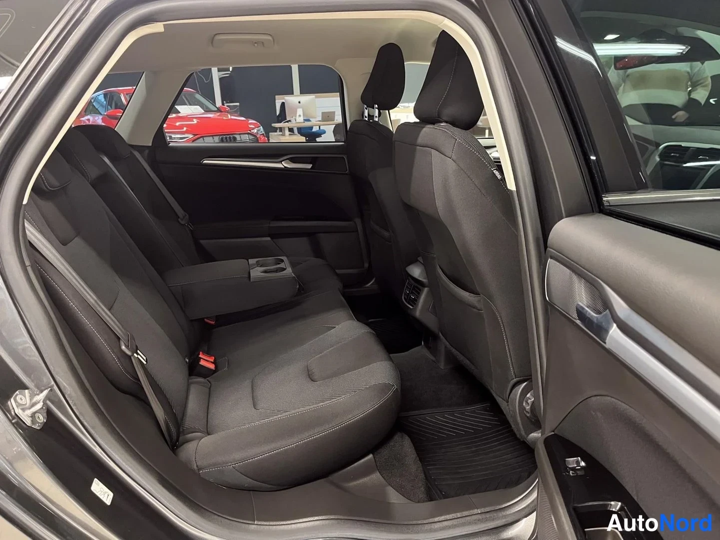 Harmaa Ford Mondeo 2020, takaistuimet, kuva 10