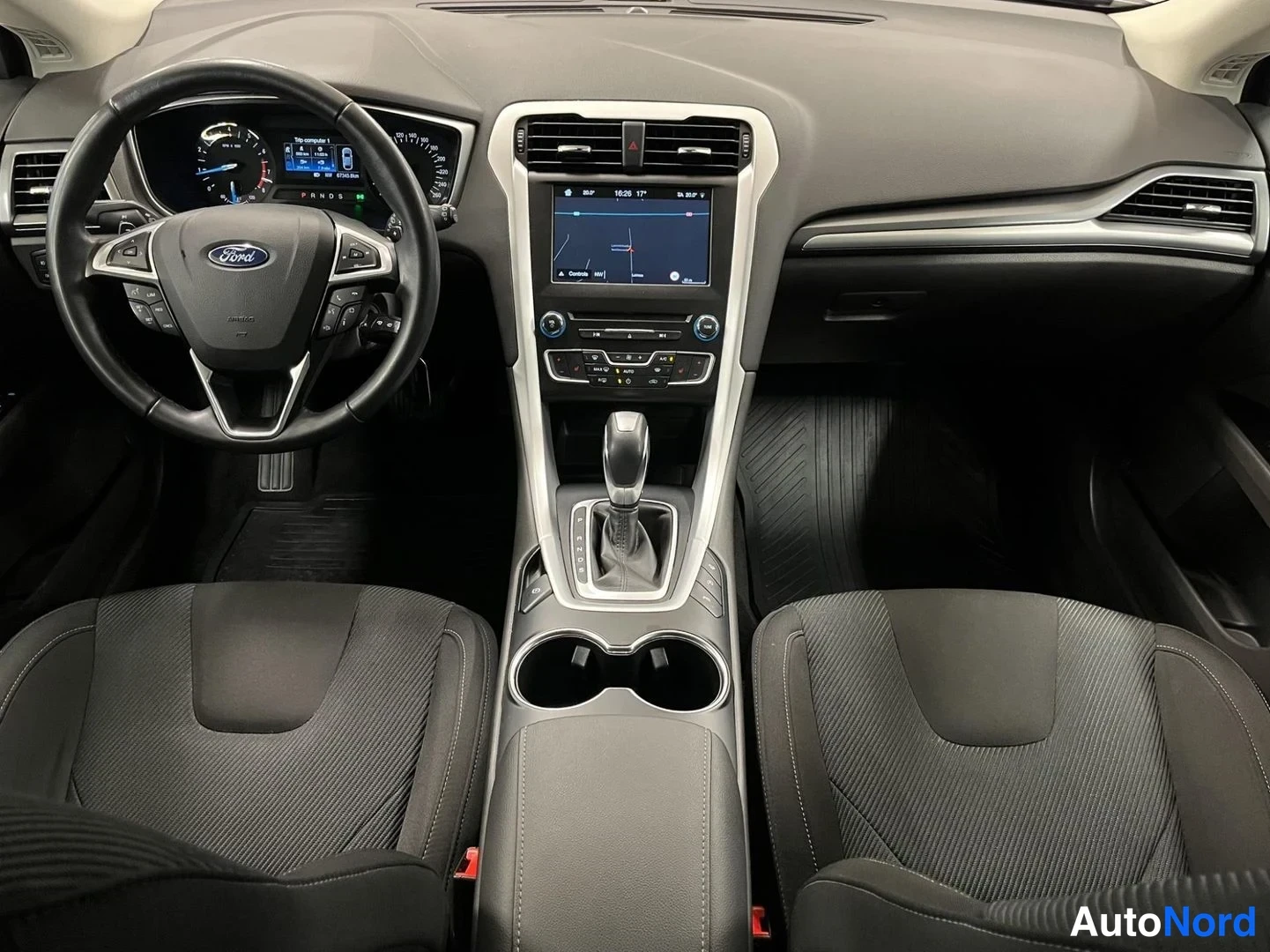 Harmaa Ford Mondeo 2020, ohjaamo, kuva 7