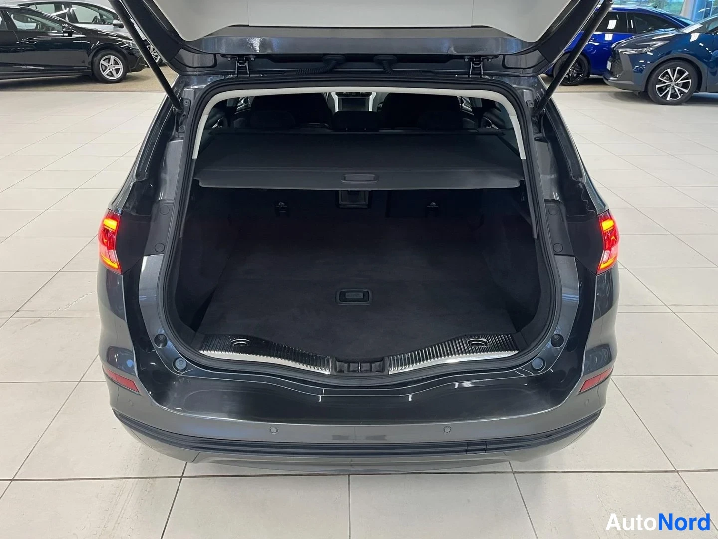 Harmaa Ford Mondeo 2020, tavaratila, kuva 11