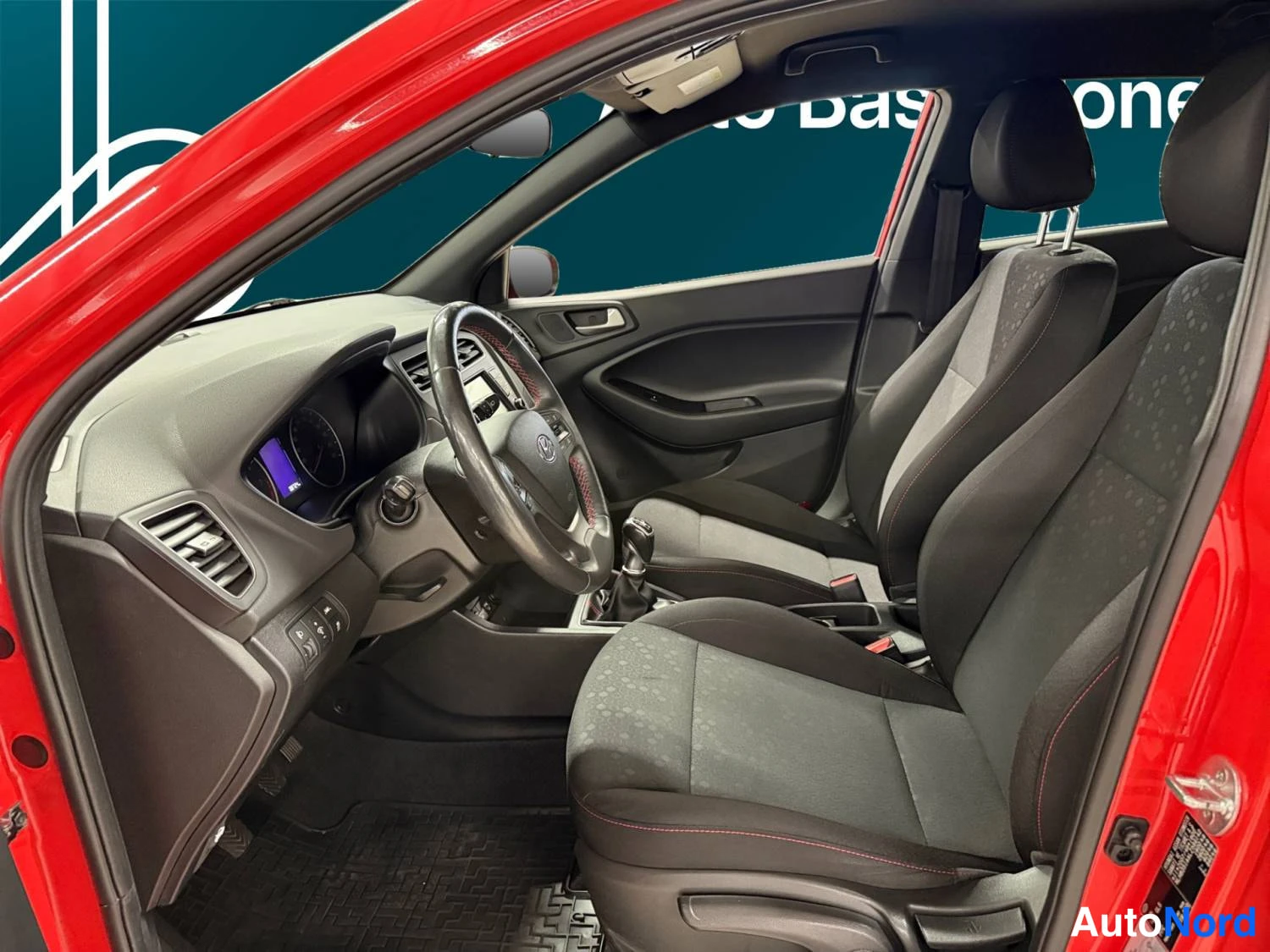 Punainen Hyundai I20 2020, ohjaamo, kuva 11