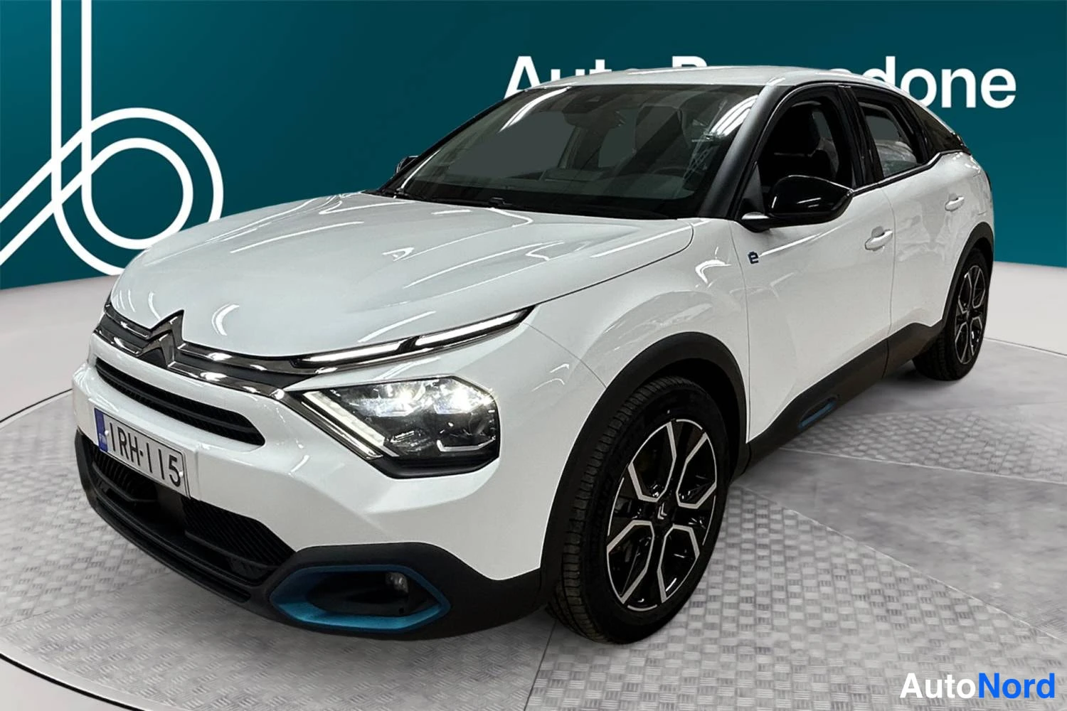 Vit Citroen C4 2023, snett framifrån, fronten åt vänster, bild 1