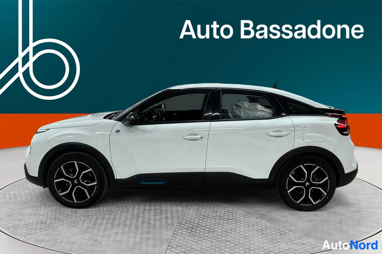 Vit Citroen C4 2023, snett bakifrån, bild 6