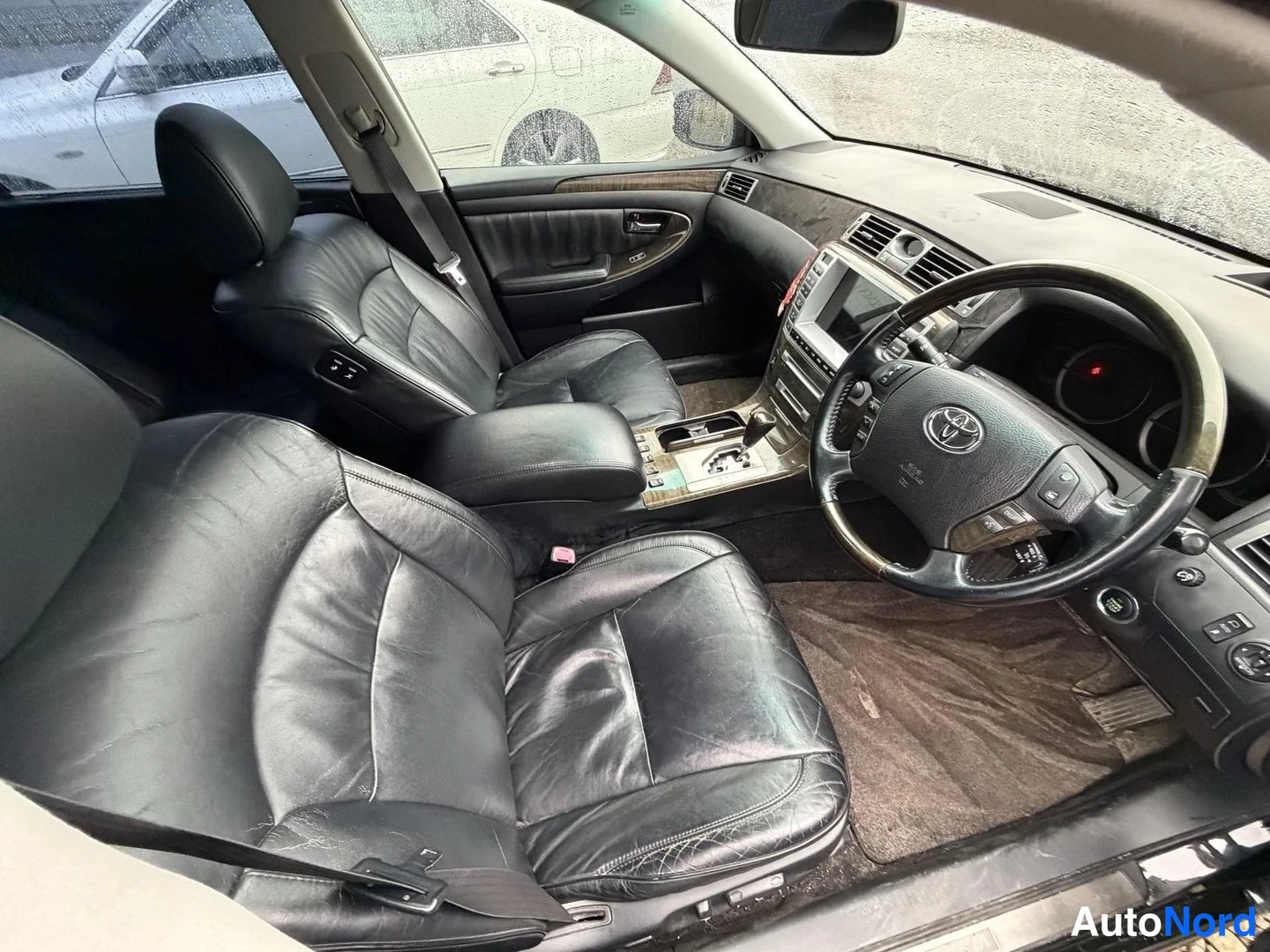 Musta Toyota Crown 2007, ohjaamo, kuva 3