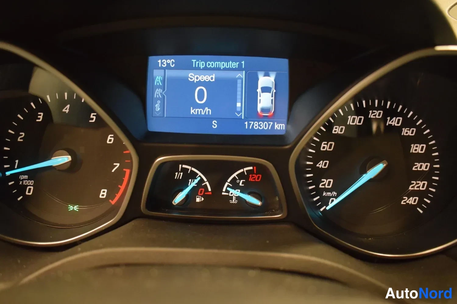 Valkoinen Ford Kuga 2016, yksityiskohta, kuva 5