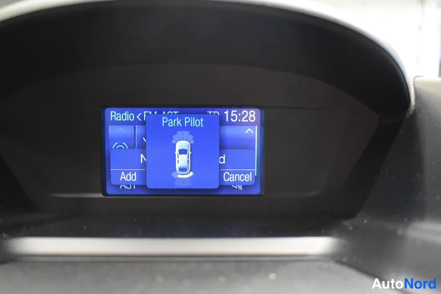 Valkoinen Ford Kuga 2016, yksityiskohta, kuva 7
