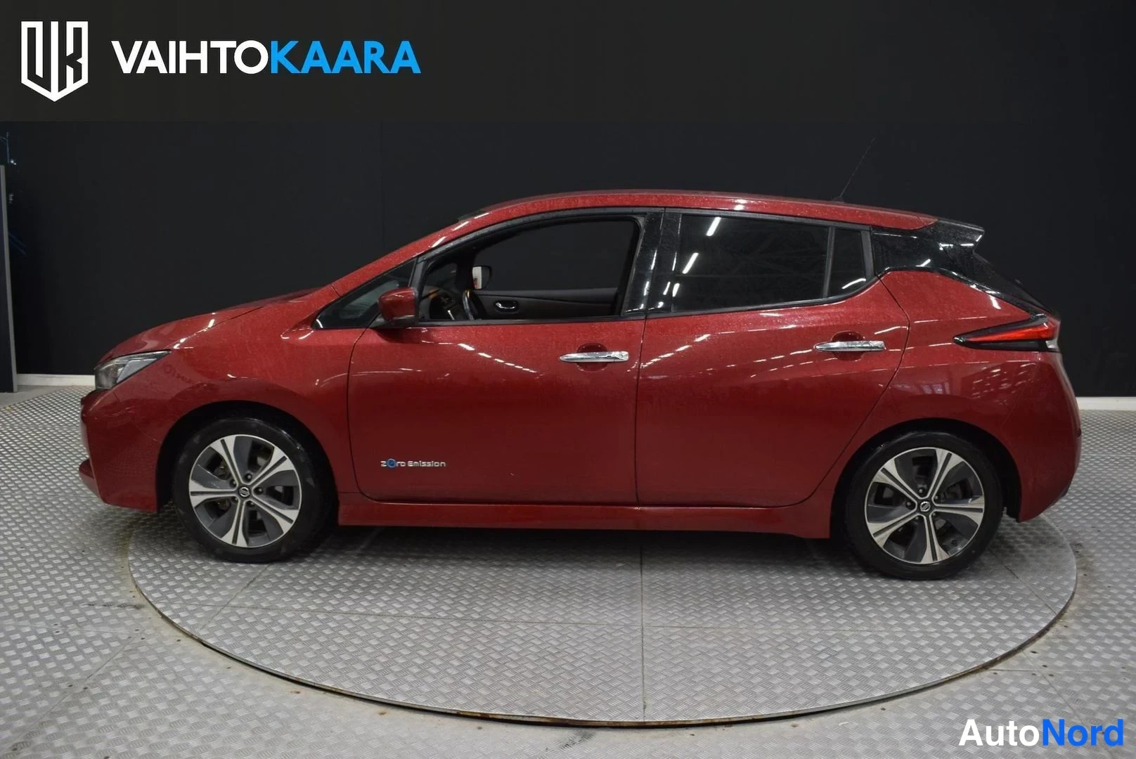 Punainen Nissan Leaf 2019, sivulta, kuva 2