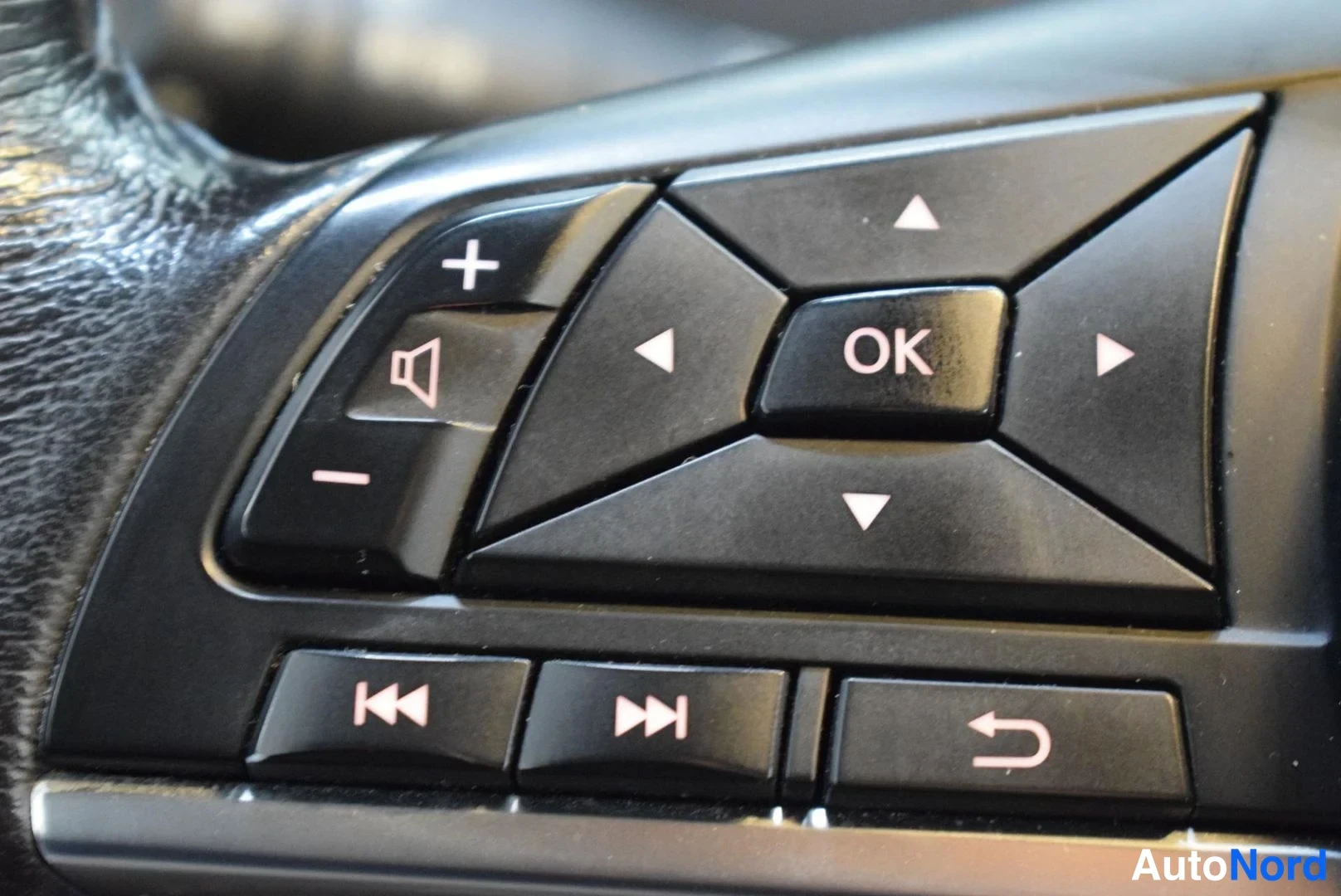Punainen Nissan Leaf 2019, yksityiskohta, kuva 9