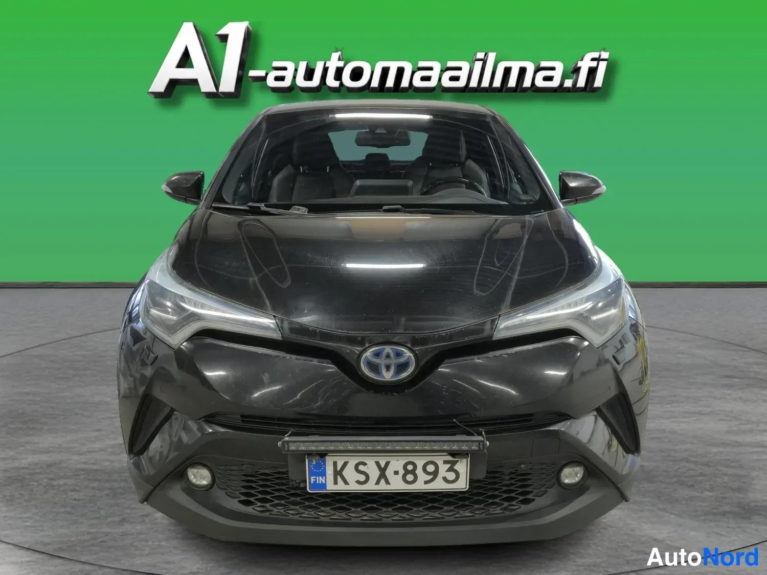 Musta Toyota C-HR 2017, edestä, kuva 2