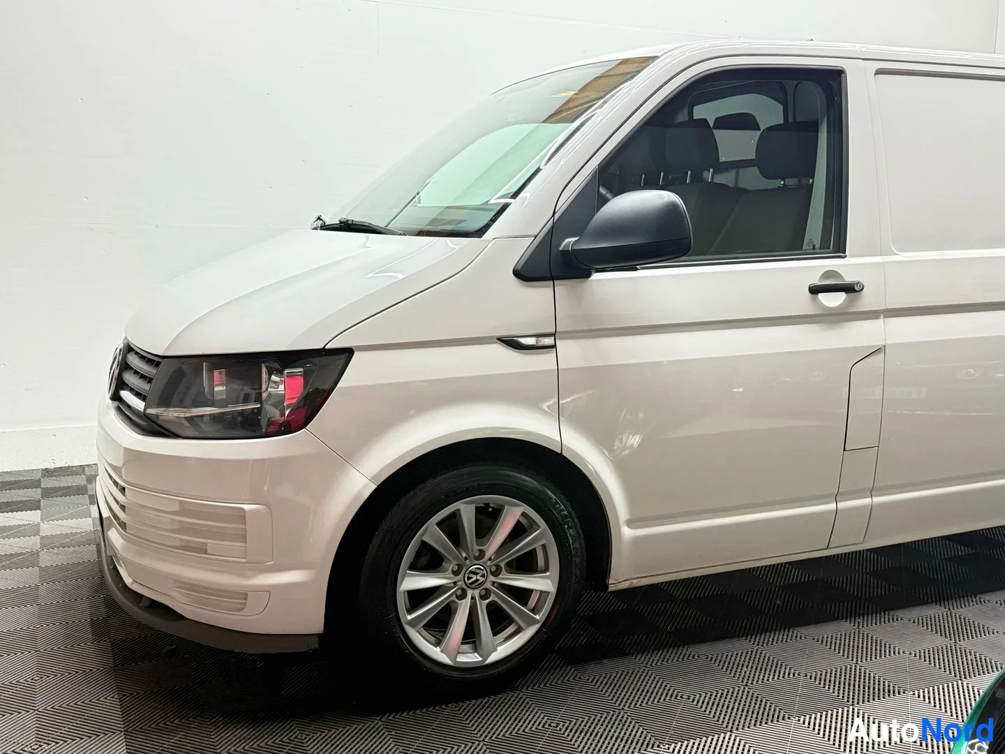 Valkoinen Volkswagen Transporter 2017, etuviisto, keula vasemmalle, kuva 3