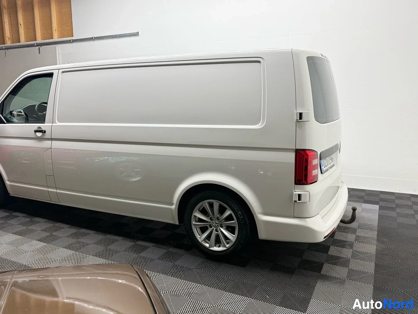 Valkoinen Volkswagen Transporter 2017, takaviisto, kuva 14
