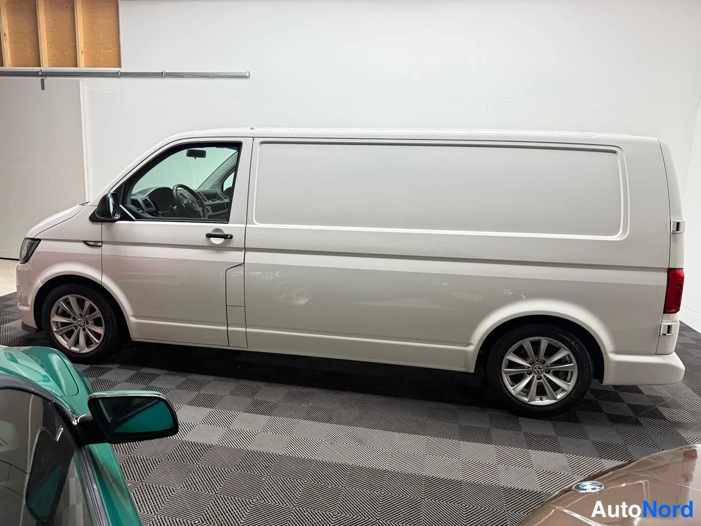 Valkoinen Volkswagen Transporter 2017, etuviisto, keula vasemmalle, kuva 4