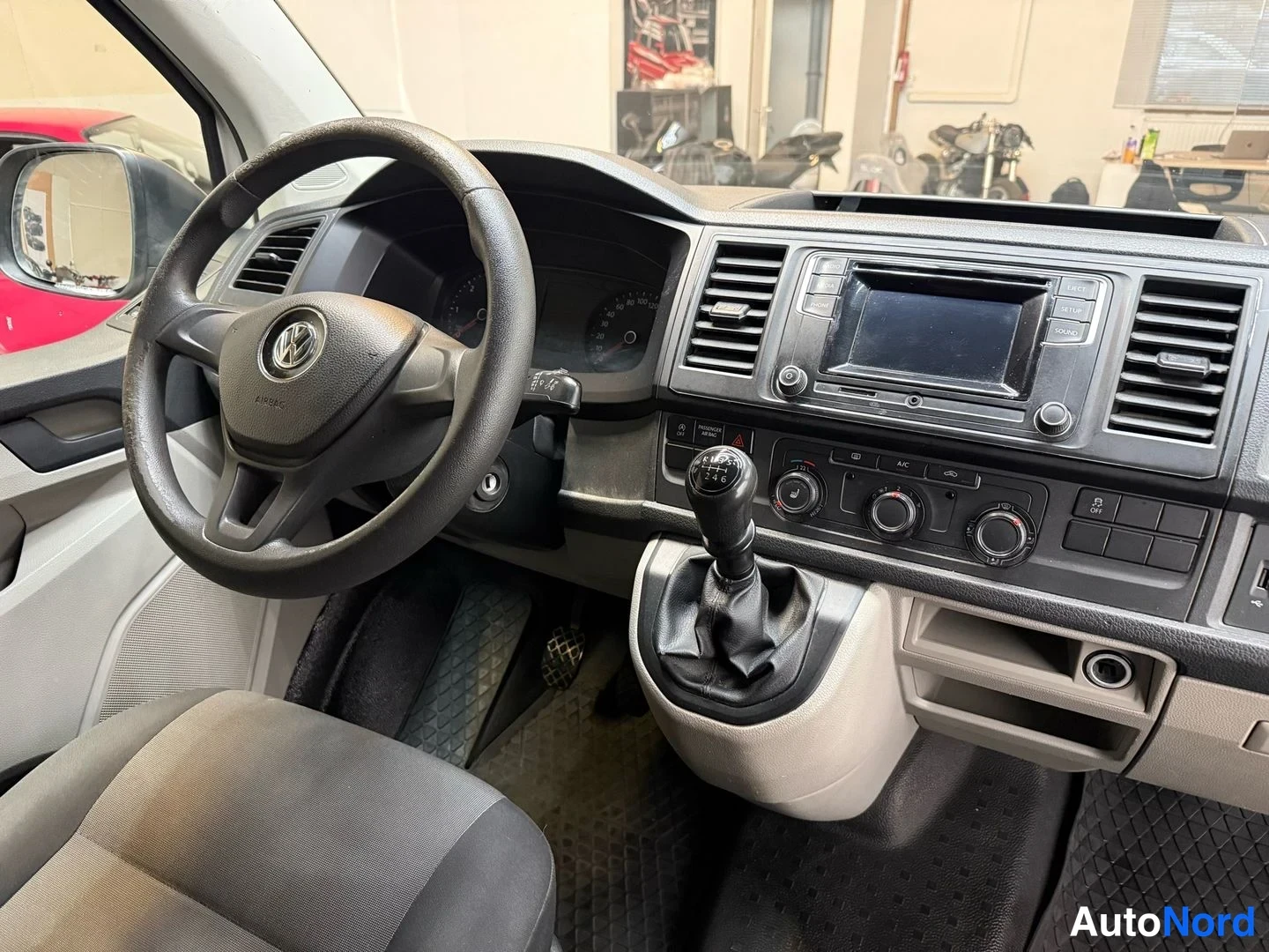 Valkoinen Volkswagen Transporter 2017, ohjaamo, kuva 17
