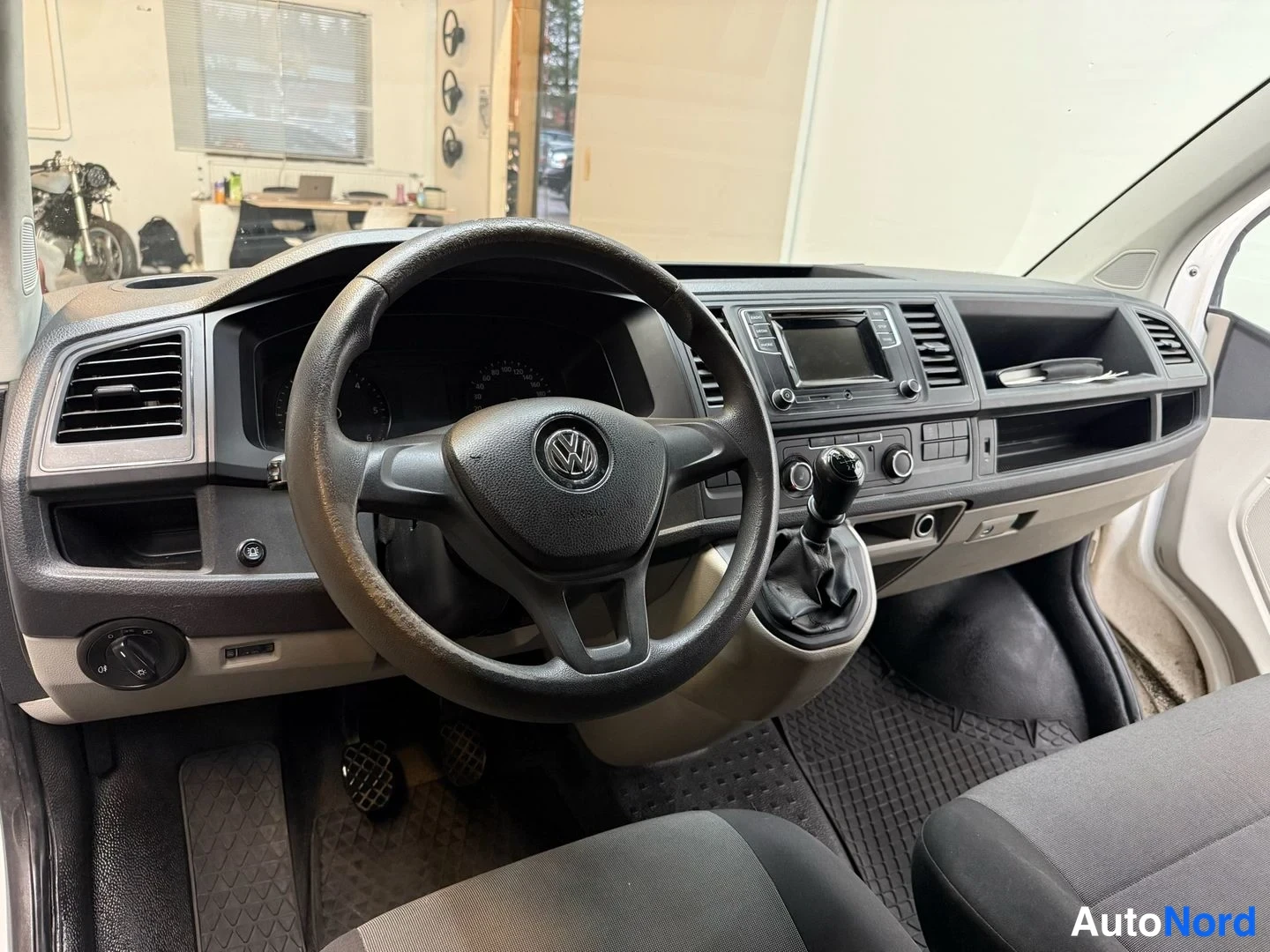 Valkoinen Volkswagen Transporter 2017, ohjaamo, kuva 18