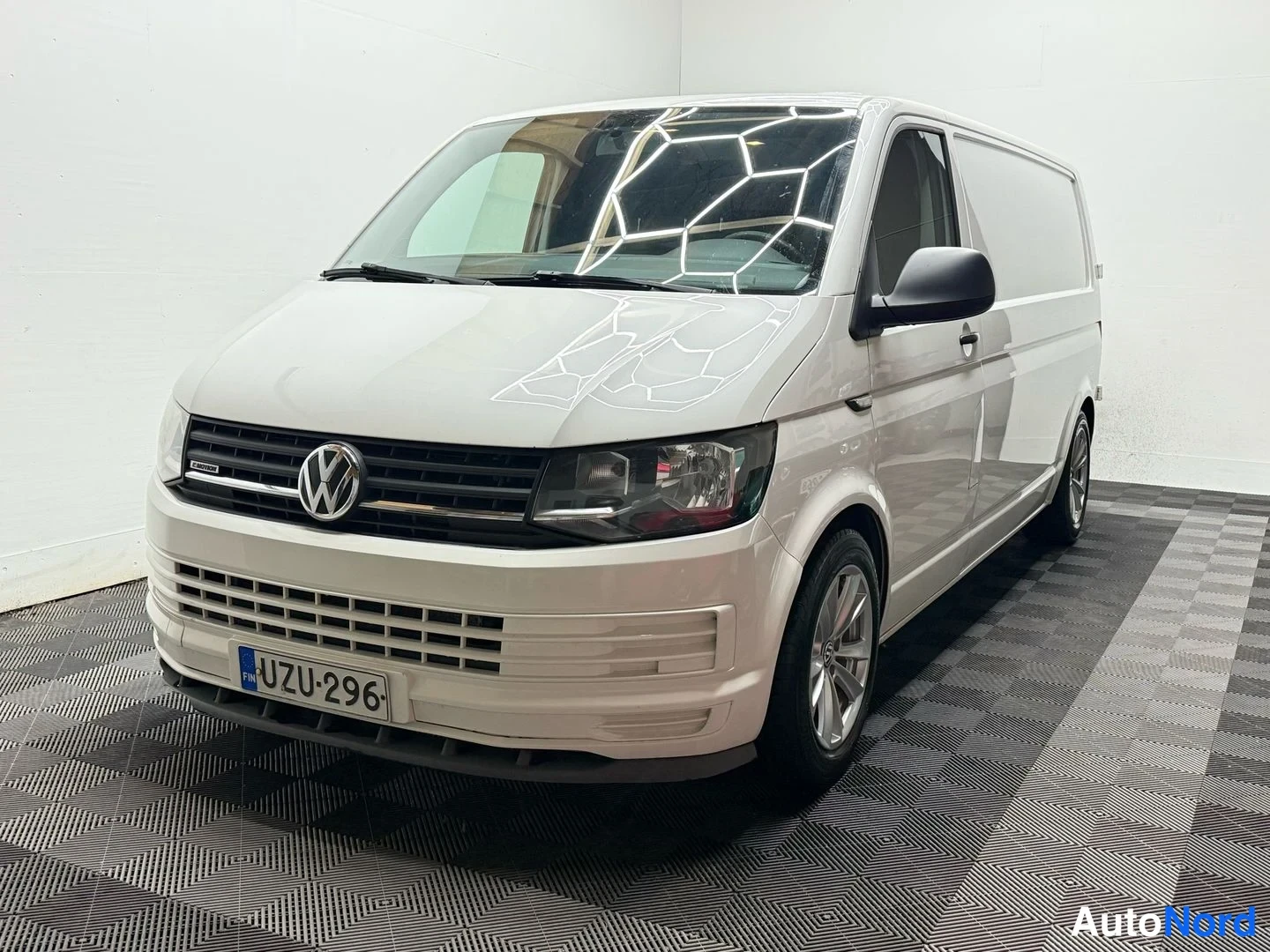 Valkoinen Volkswagen Transporter 2017, etuviisto, keula vasemmalle, kuva 2