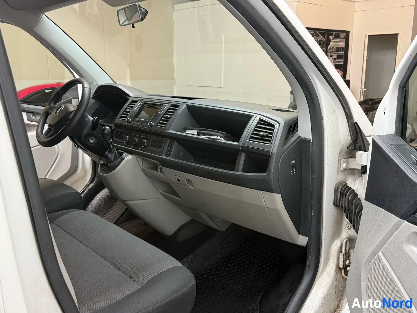 Valkoinen Volkswagen Transporter 2017, ohjaamo, kuva 21