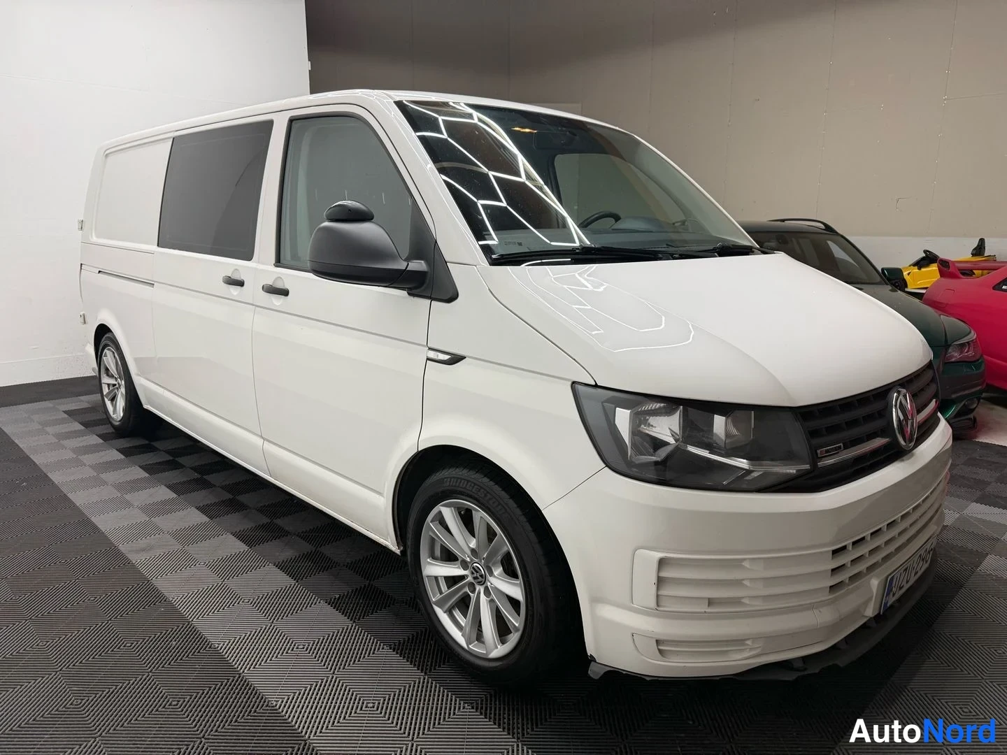 Valkoinen Volkswagen Transporter 2017, etuviisto, keula oikealle, kuva 6