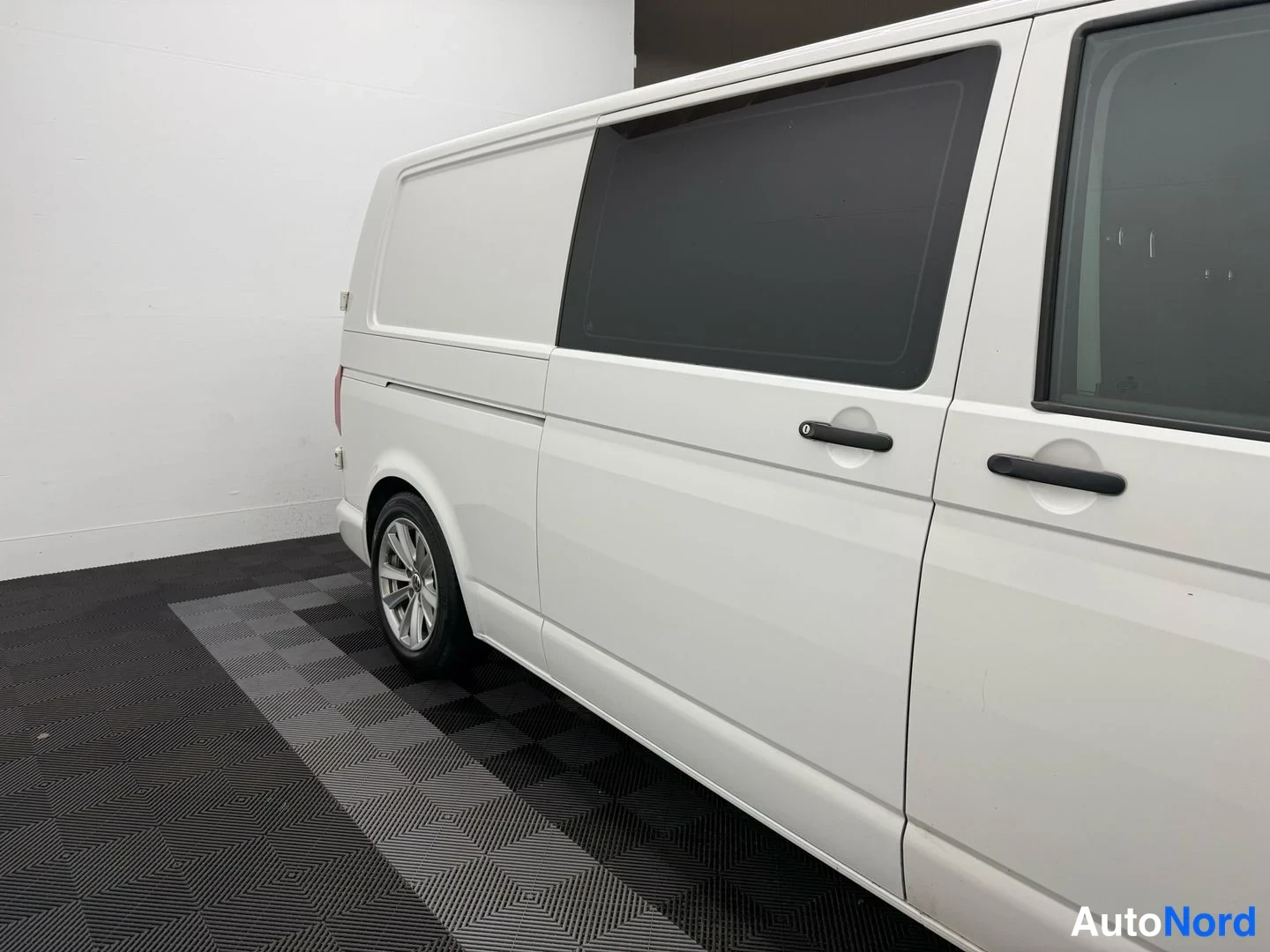 Valkoinen Volkswagen Transporter 2017, sivulta, kuva 9
