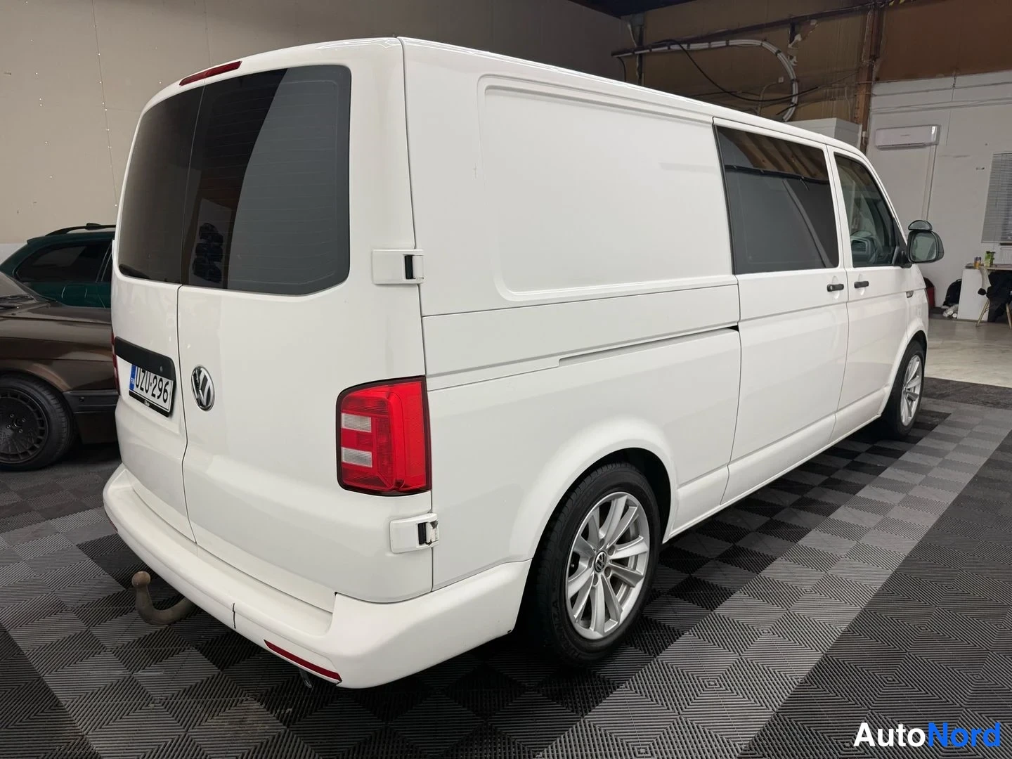 Valkoinen Volkswagen Transporter 2017, takaviisto, kuva 10