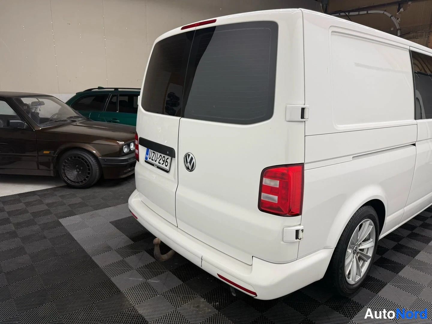 Valkoinen Volkswagen Transporter 2017, takaviisto, kuva 11